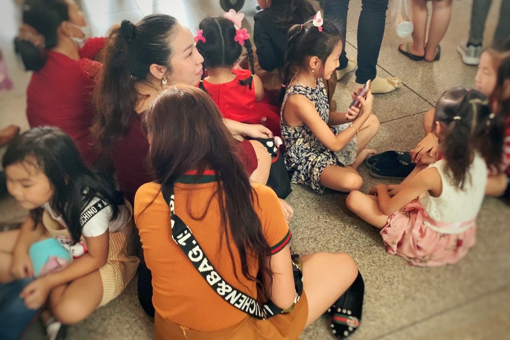 10 nguoi di don 1 Viet kieu, san bay Tan Son Nhat chat nhu nem hinh anh