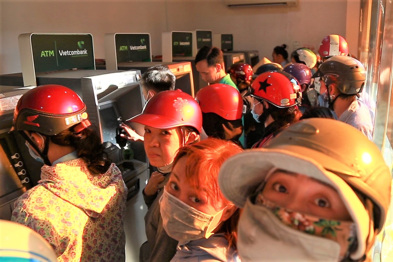 Cong nhan TP.HCM o at rut tien, ATM lai bao loi hinh anh