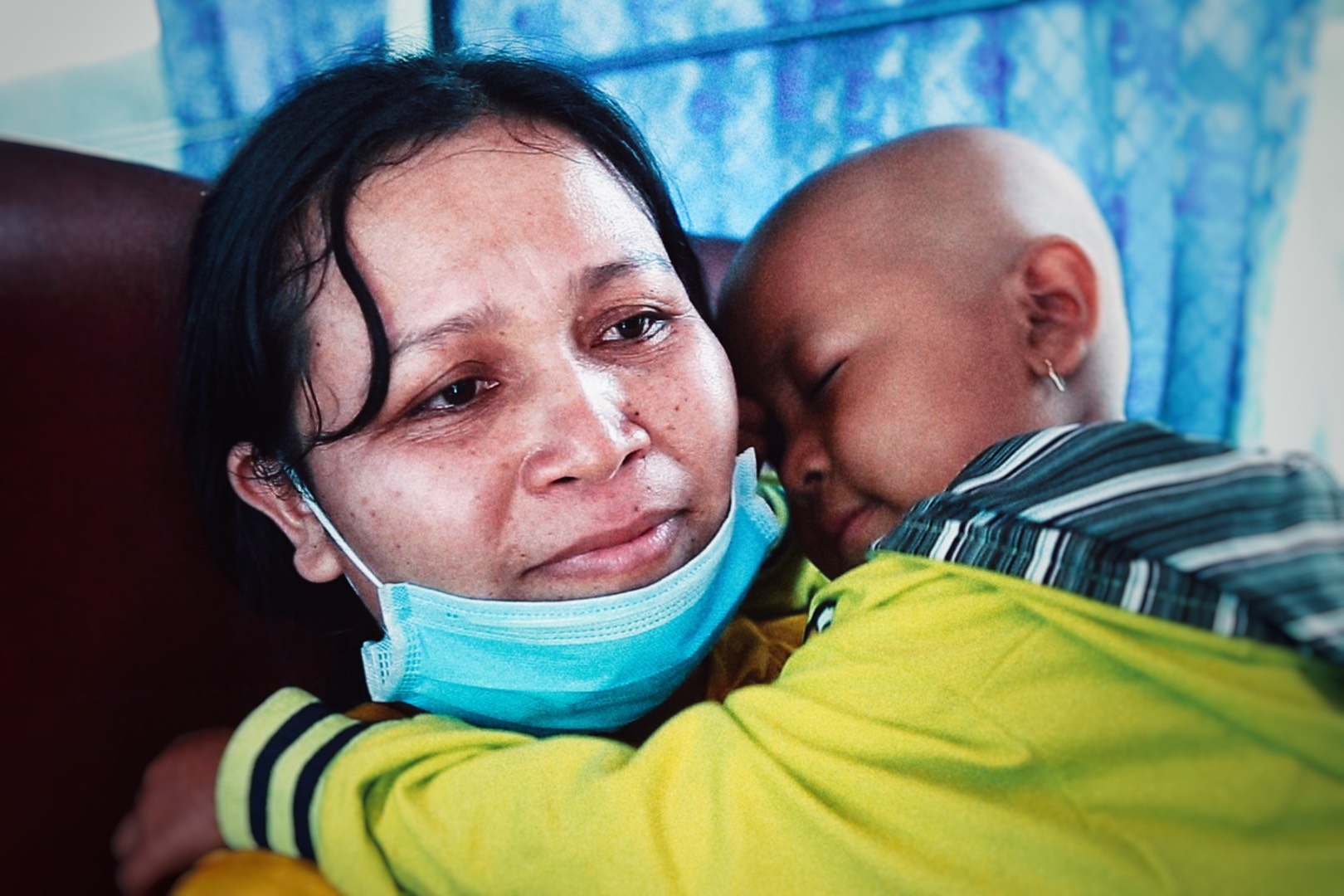 Tam su cua nguoi me co con ung thu tren chuyen xe mien phi ve que hinh anh