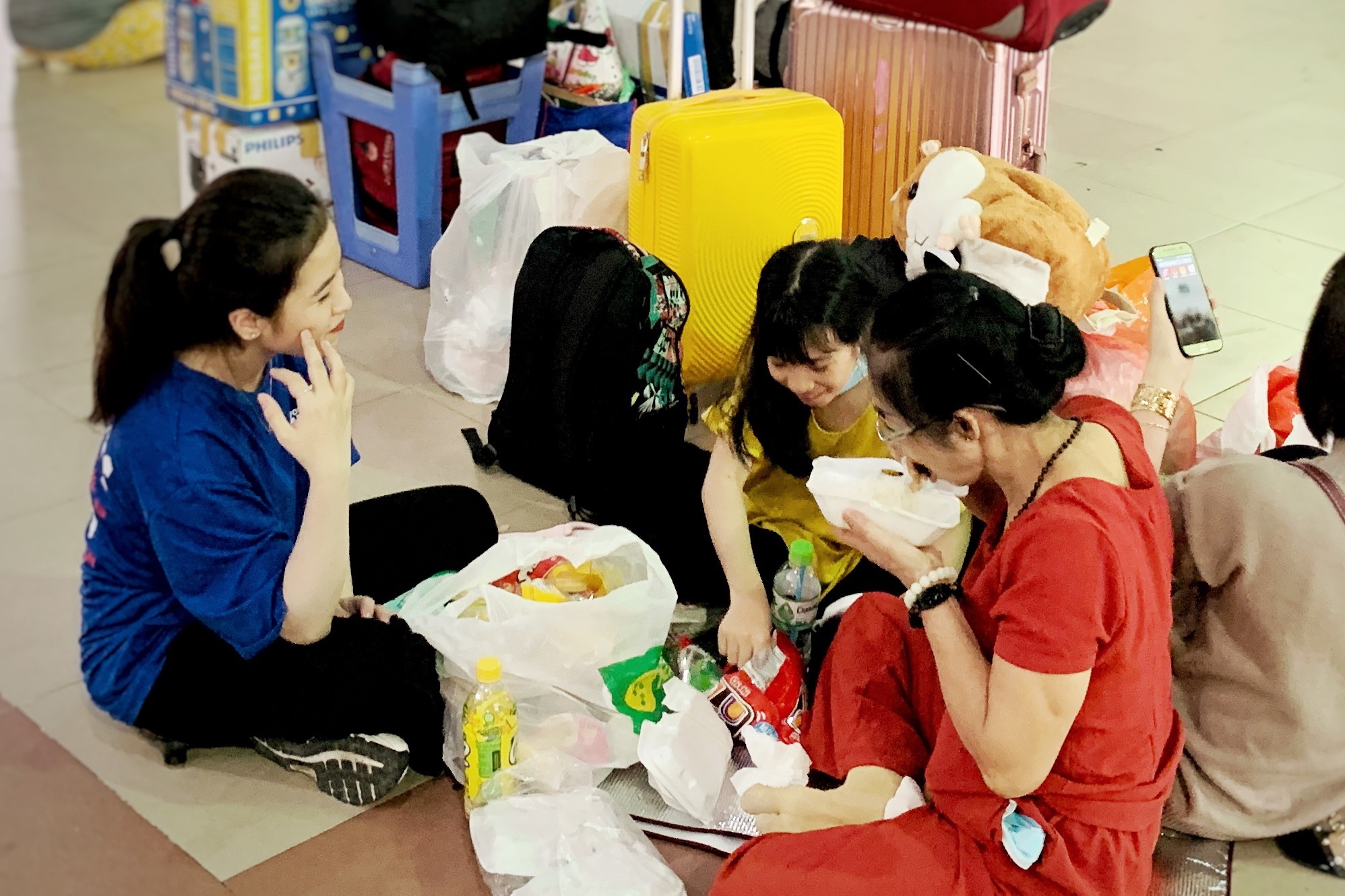 3 the he cung ra Ga Sai Gon cho gio len tau ve que an Tet hinh anh