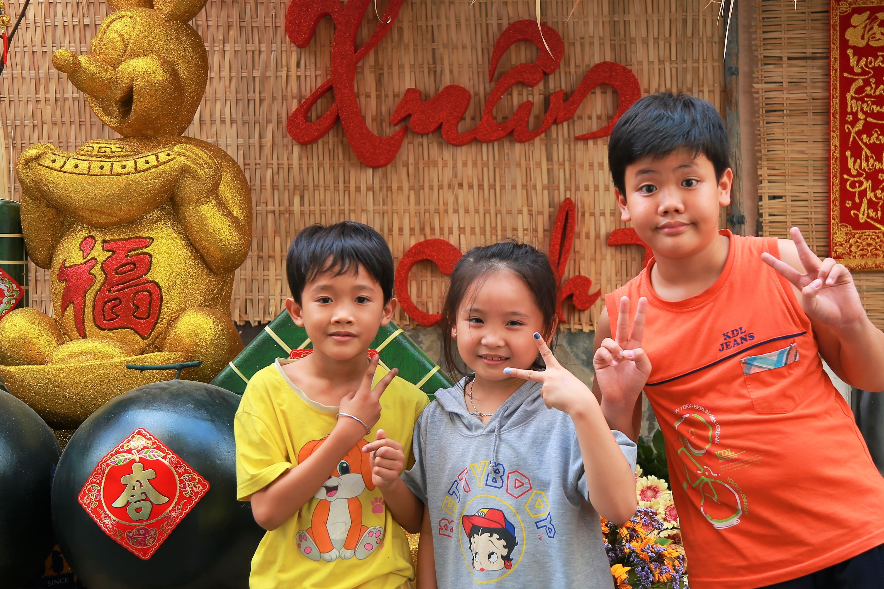 Xom nho gop tien goi banh chung, trang tri cho don Tet hinh anh