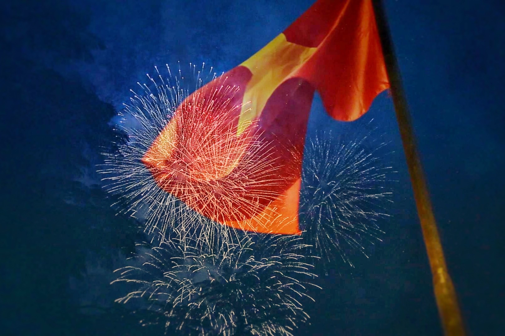 Nguoi dan TP.HCM man nhan voi man phao hoa chao don nam moi Canh Ty hinh anh