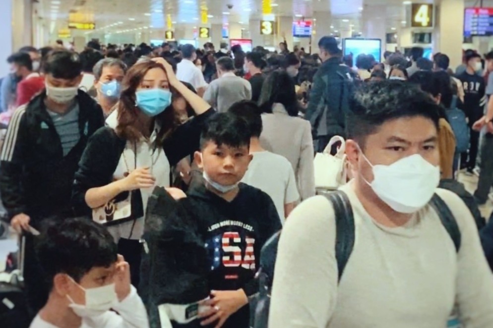 San bay Tan Son Nhat dong nghit nguoi tro lai TP.HCM luc nua dem hinh anh