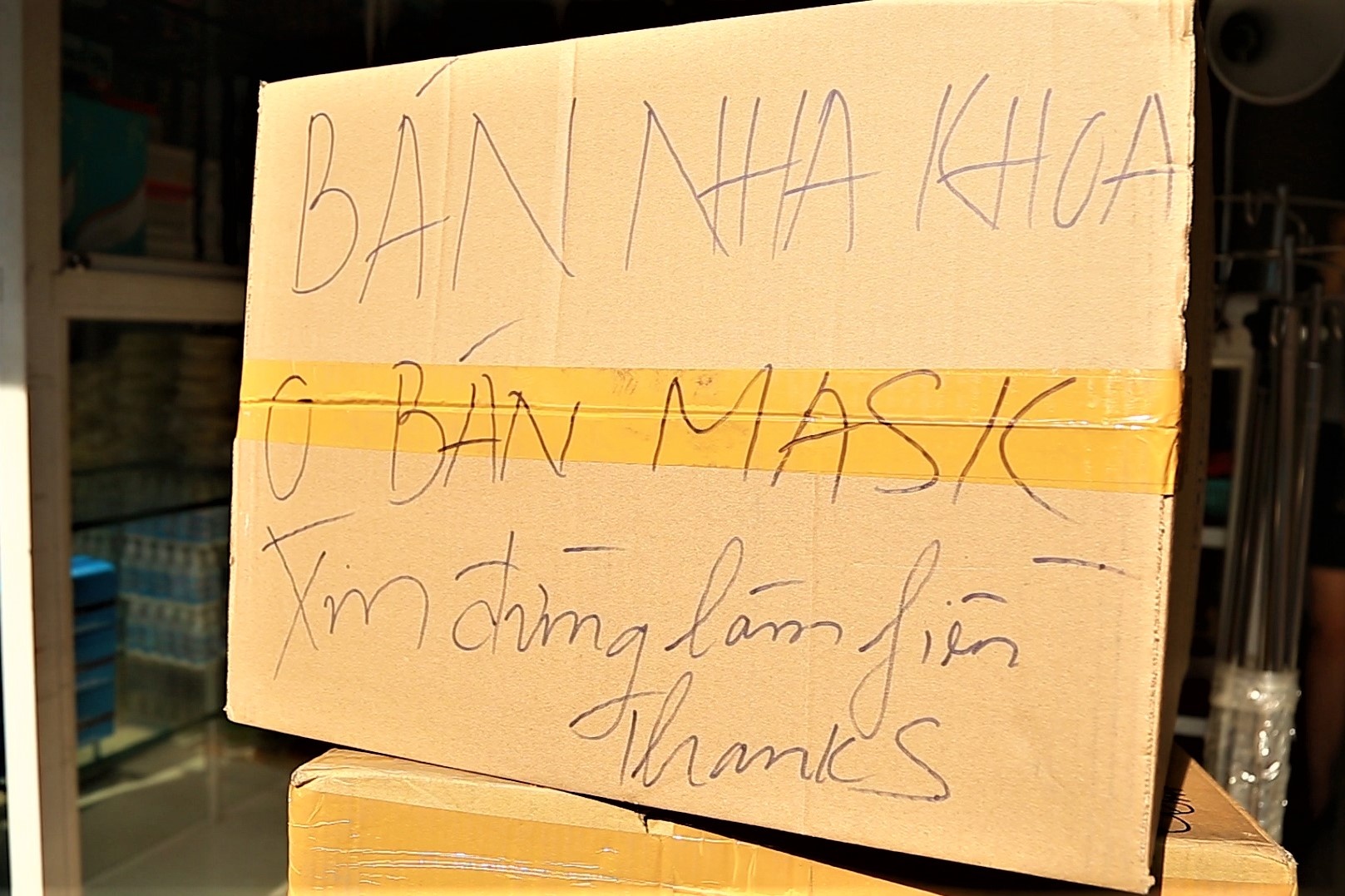 Khach ngam ngui ve khi cua hang khau trang viet ‘xin dung lam phien' hinh anh