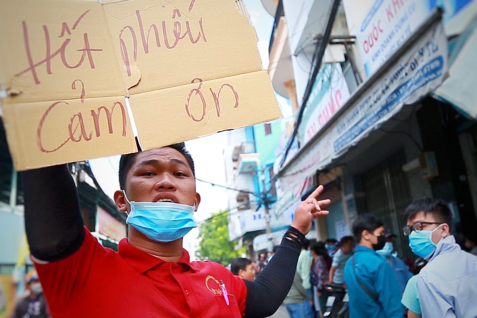 Nguoi dan khong ra ve du cua hang bao da ban het khau trang hinh anh