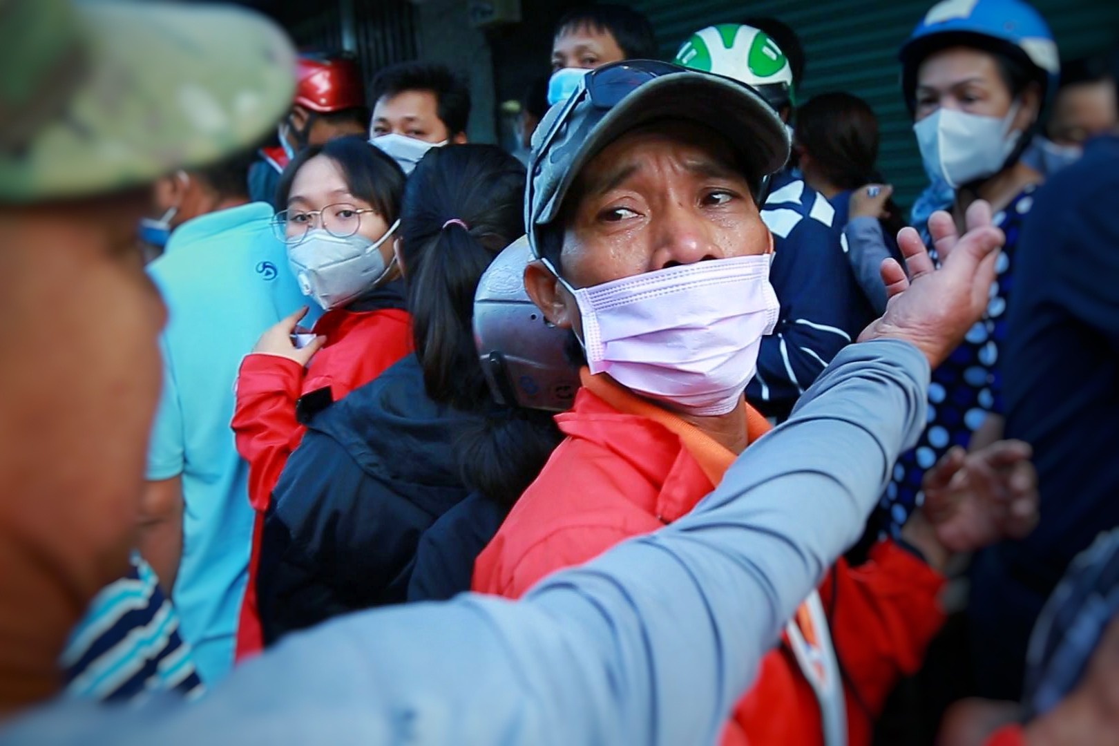 Di tu 3h sang, vuot 50 km xep hang mua 2 hop khau trang hinh anh