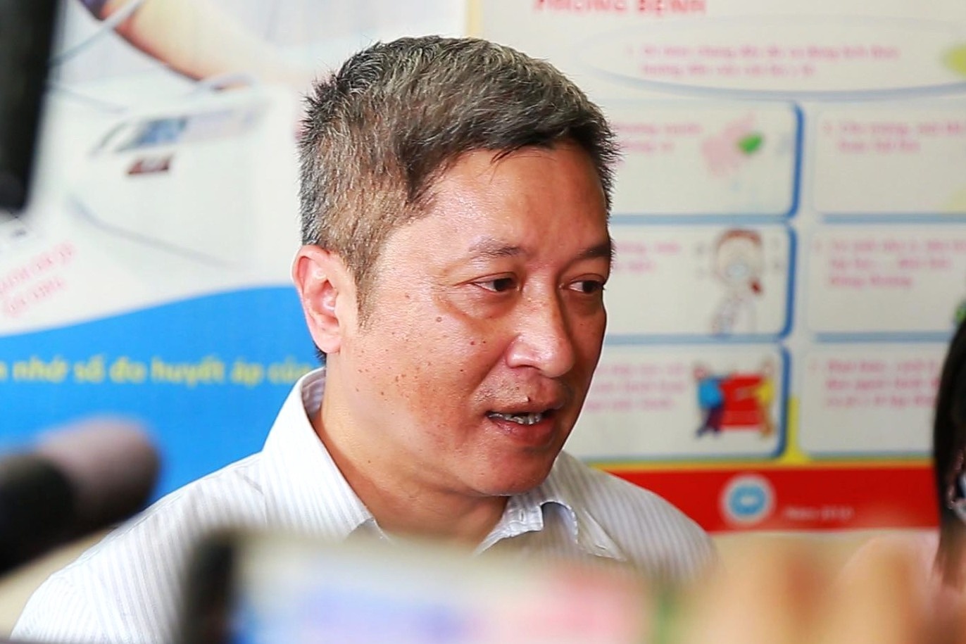 Thu truong Bo Y te: Virus corona lay qua khi dung, khong phai bui khi hinh anh