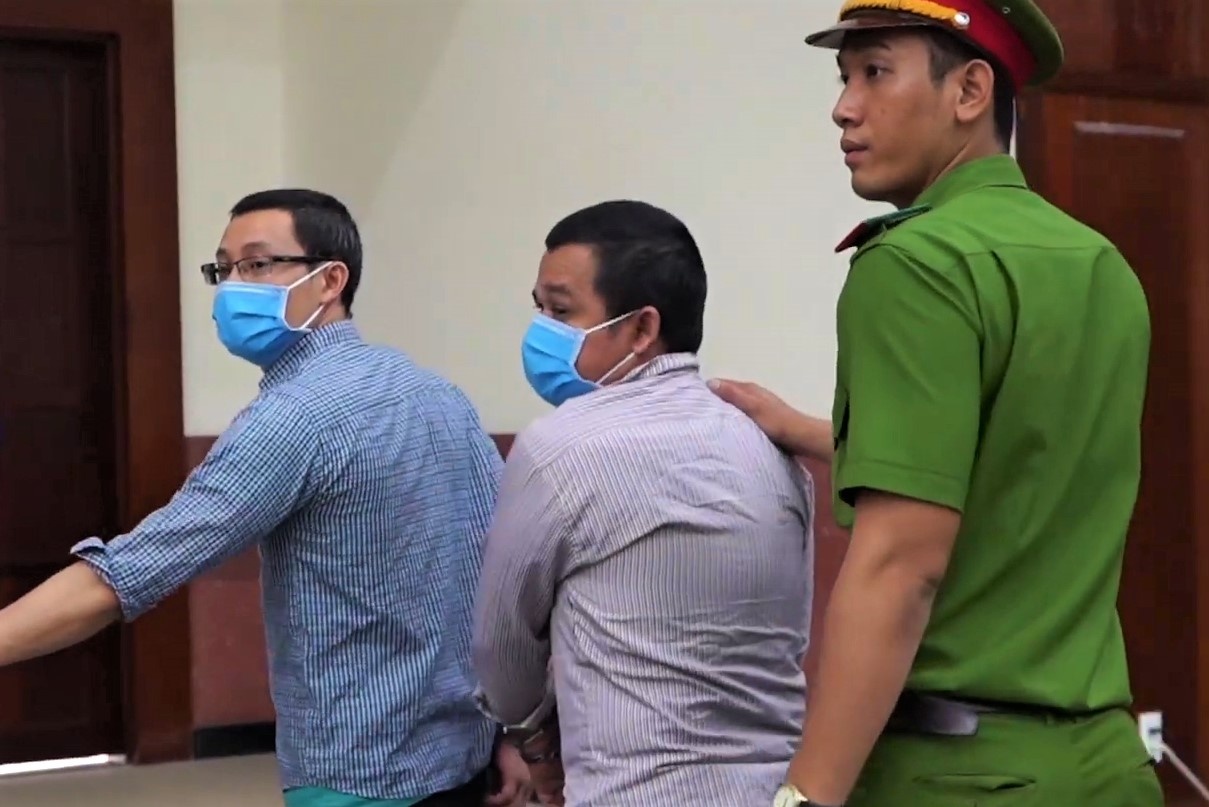 Cac bi cao vu VN Pharma deo khau trang hau toa hinh anh