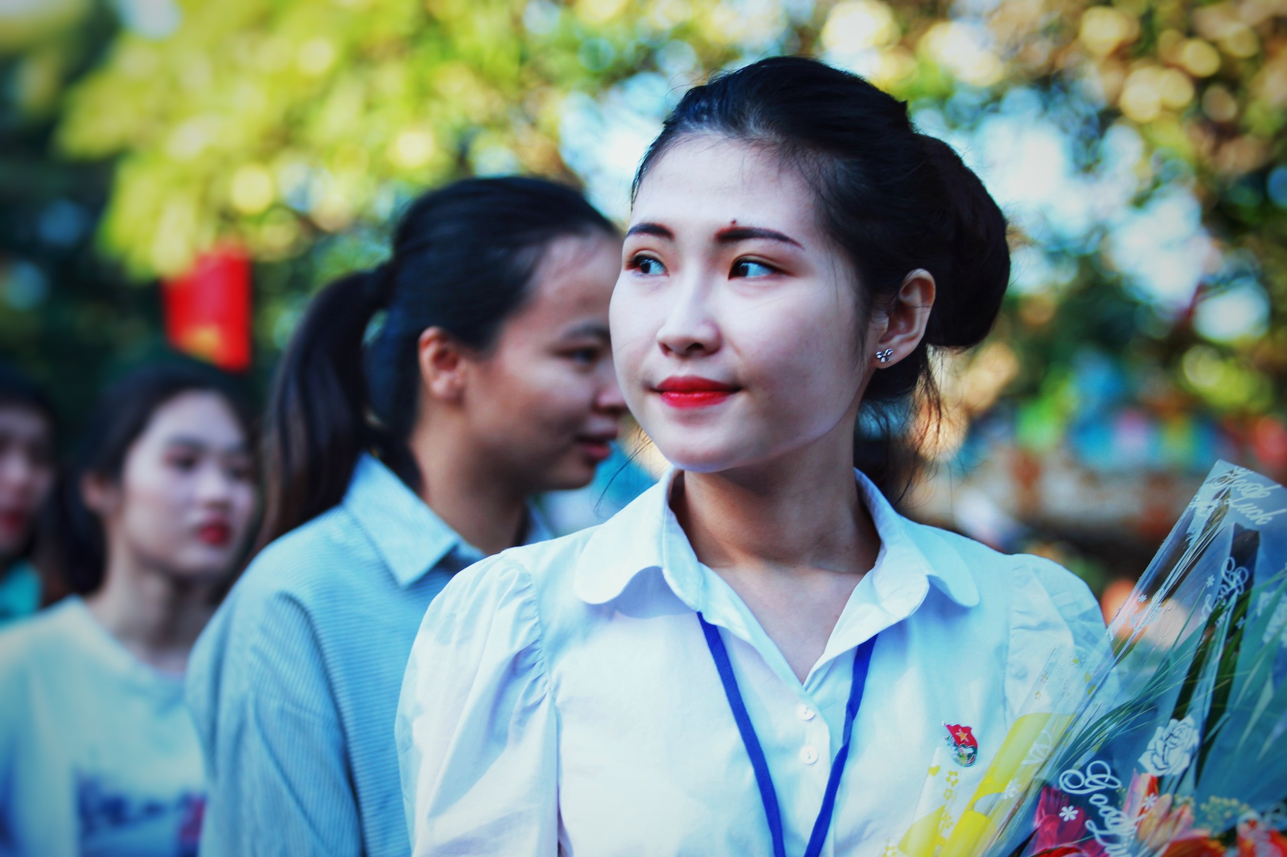 Nu tan binh len duong nhap ngu hinh anh