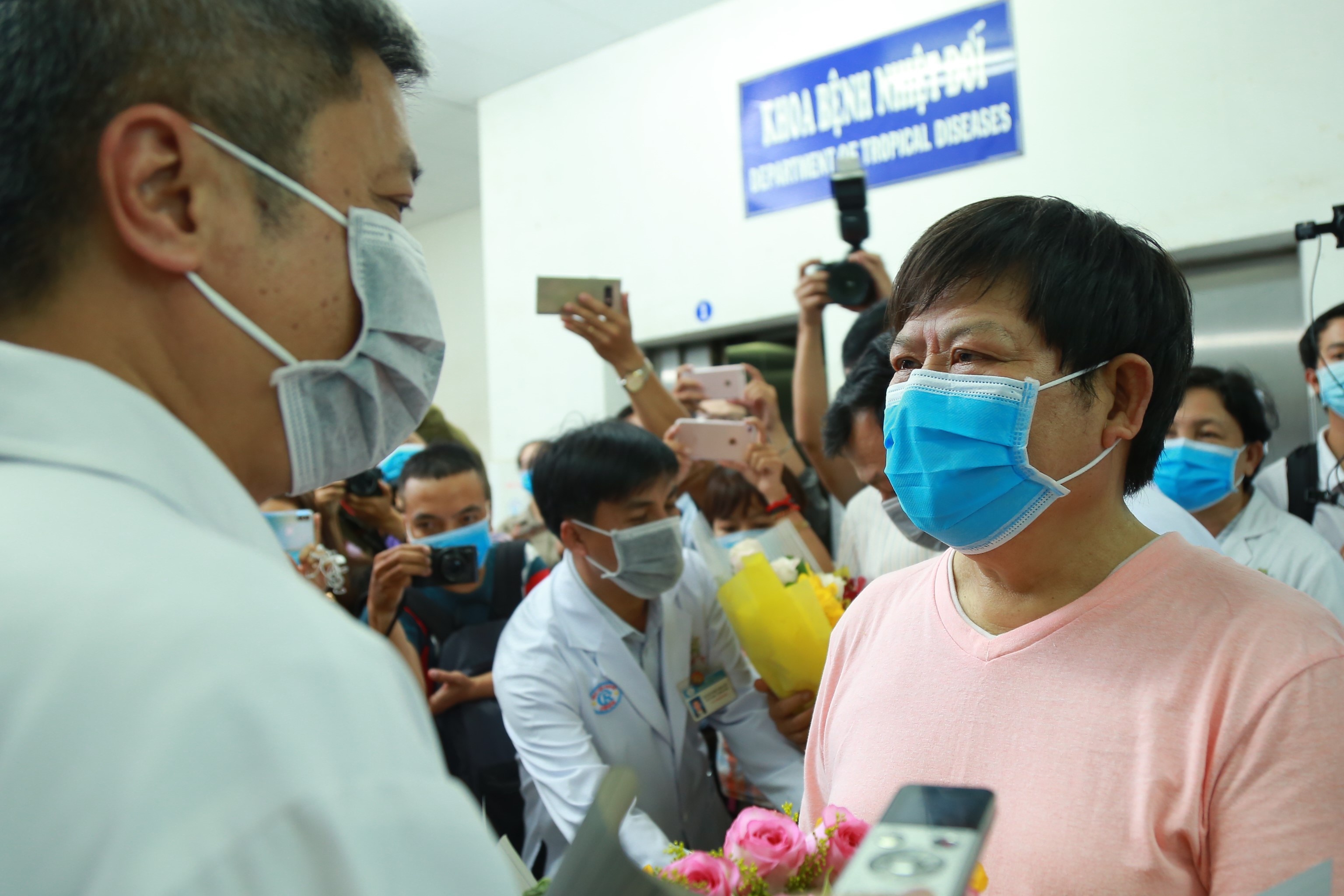 Nguoi dau tien nhiem nCoV o Viet Nam ra khoi khu cach ly sau 21 ngay hinh anh