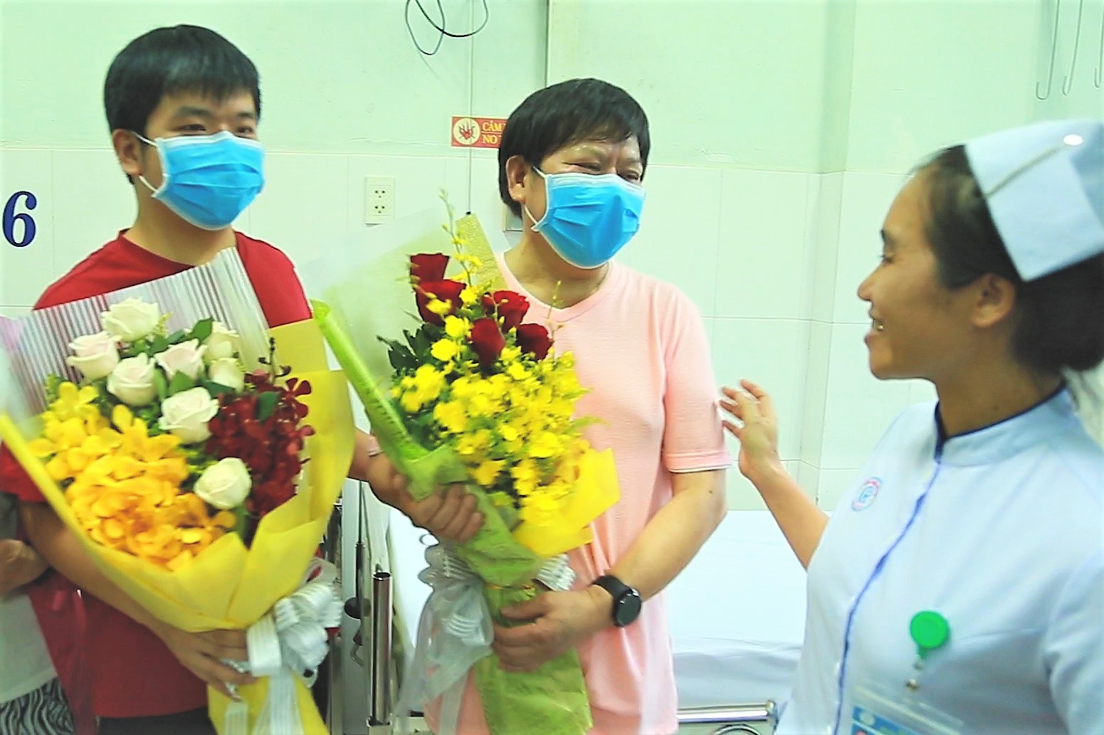 Tam su cua dieu duong truc tiep cham soc 2 cha con nhiem nCoV o TP.HCM hinh anh
