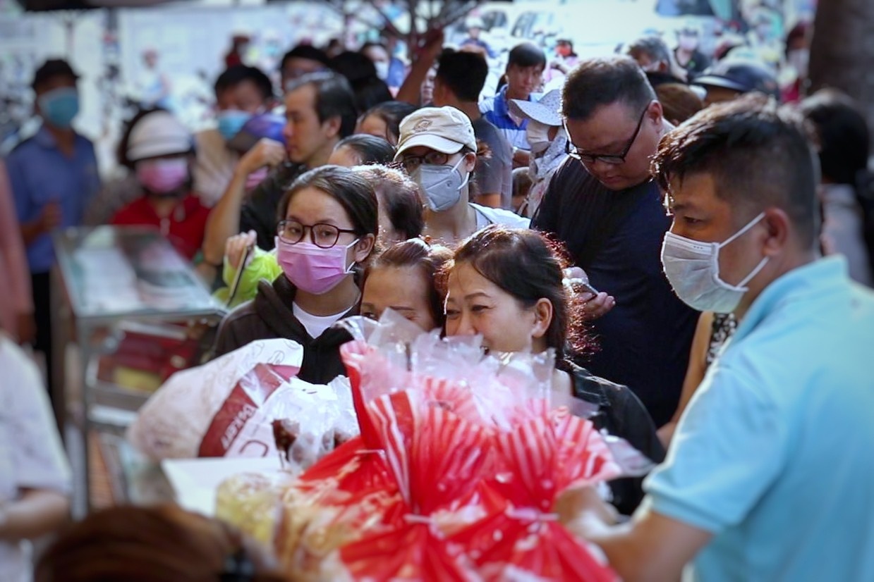 Xep hang mua banh mi thanh long o TP.HCM hinh anh