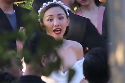 Co dau Toc Tien dien vay cuoi cup nguc goi cam hinh anh