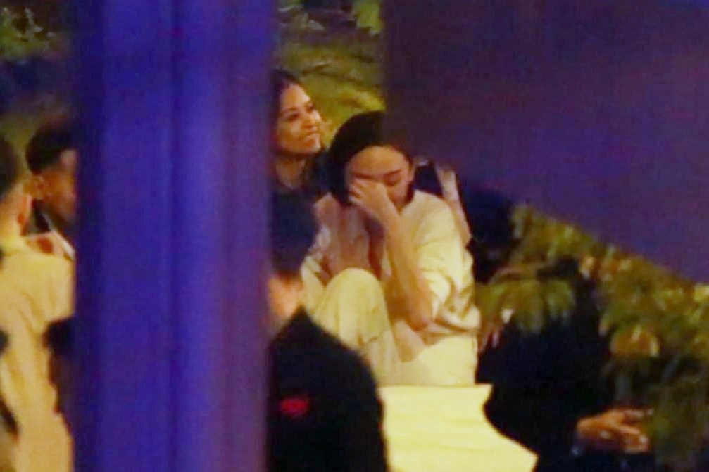 Toc Tien tiec tung ben ban be o le cuoi hinh anh