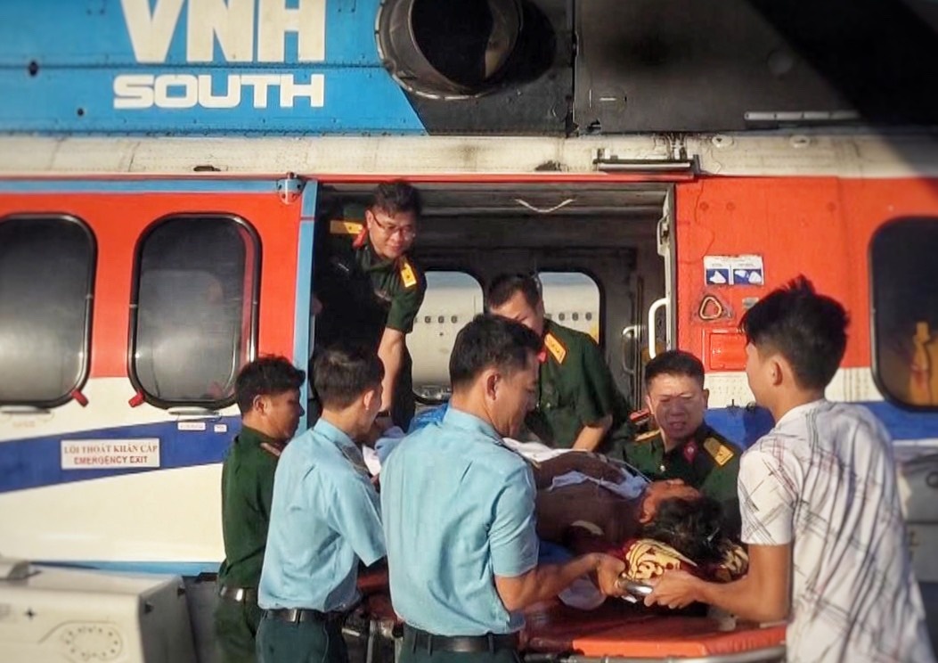 Hanh trinh cuu ho 2 ngu dan nguy kich o Truong Sa bang truc thang hinh anh