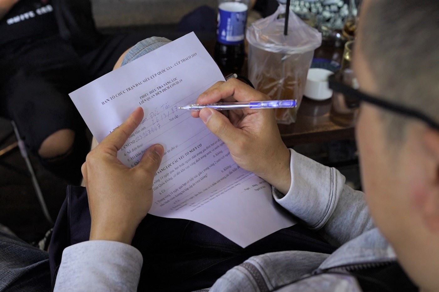 CDV khai bao y te truoc khi xem tran sieu cup quoc gia hinh anh