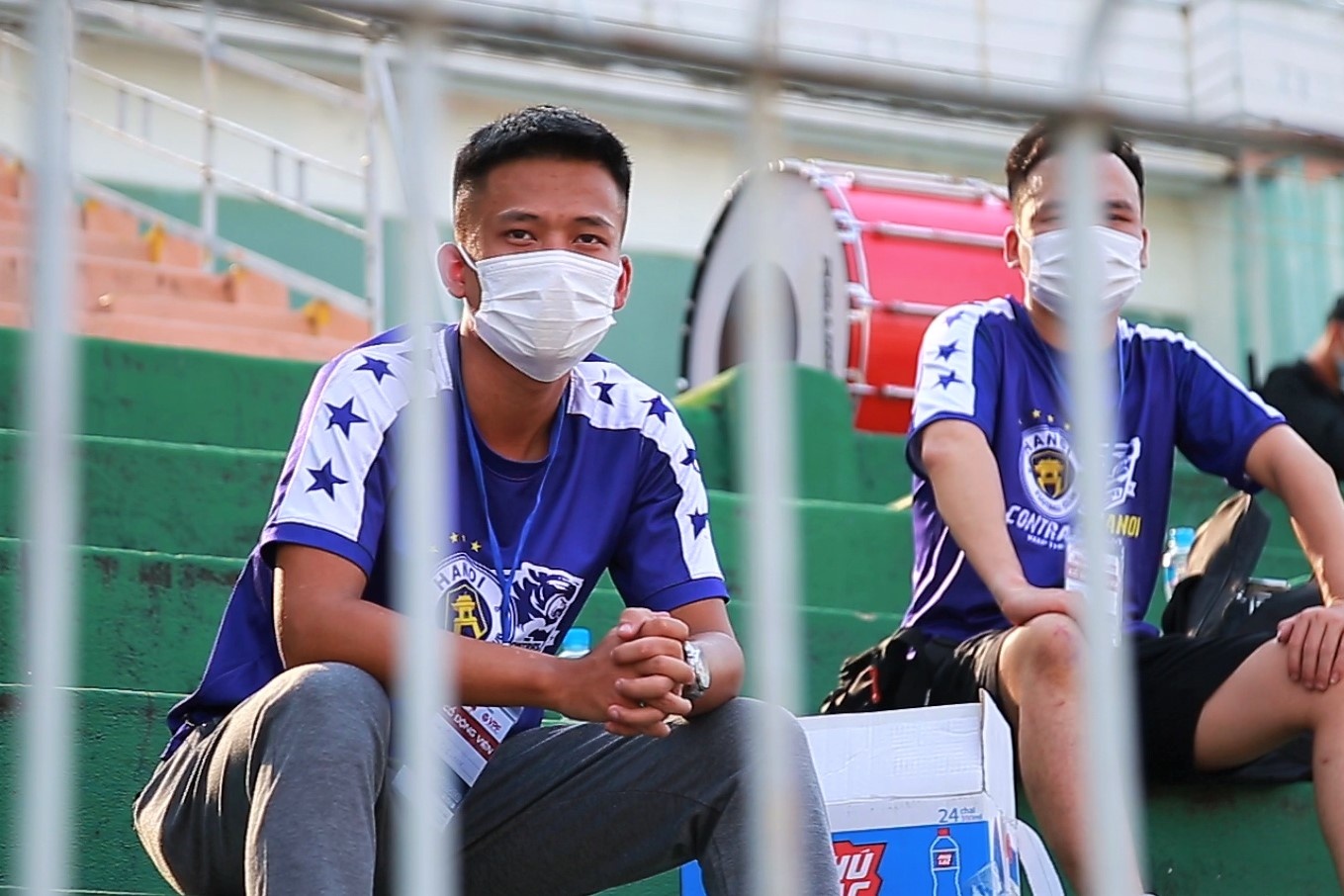 CDV ngoi cach nhau 2 m xem tran sieu cup giua CLB Ha Noi va TP.HCM hinh anh