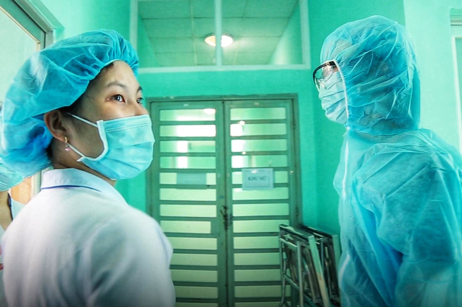 Ngay lam viec cua nhan vien y te o khu cach ly dich Covid-19 hinh anh