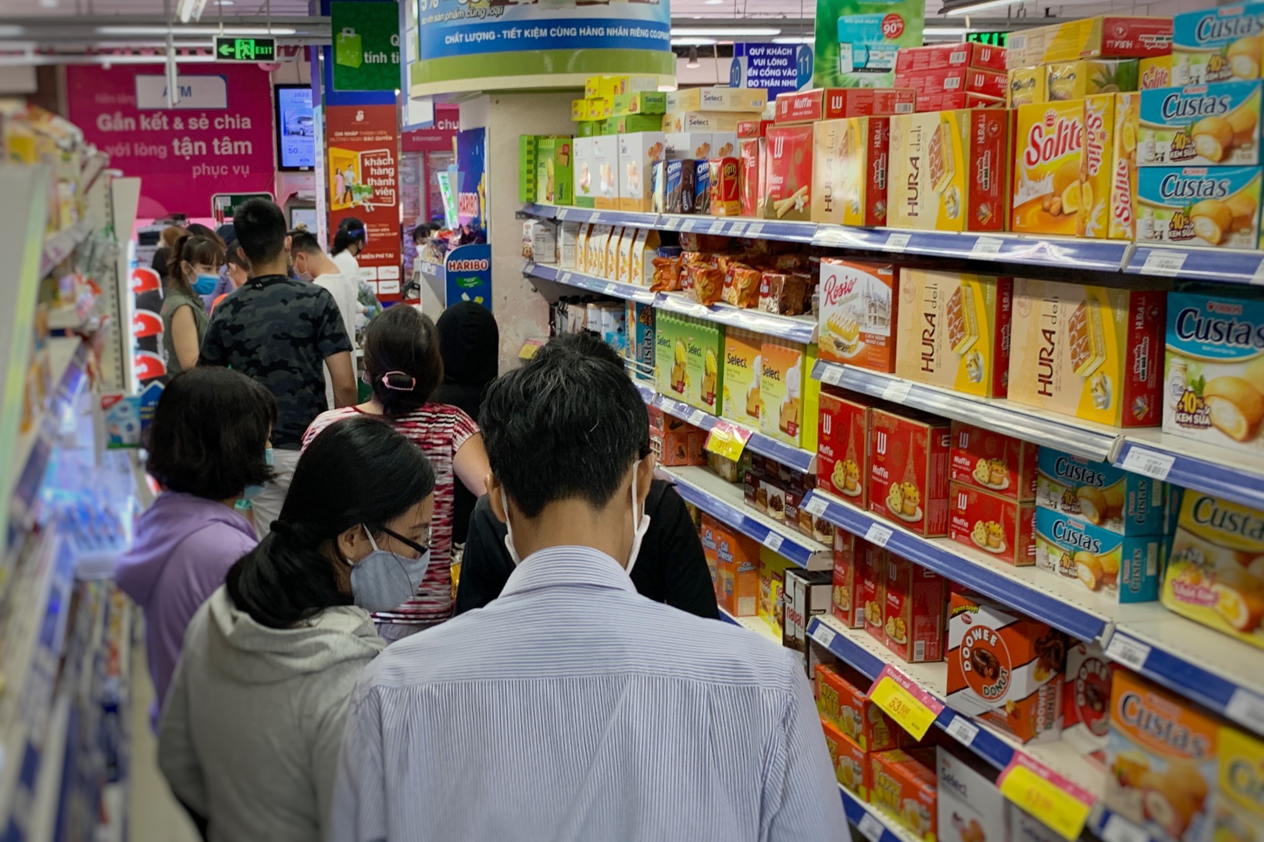 Sieu thi o TP.HCM day ap hang hoa truoc lenh cach ly xa hoi hinh anh