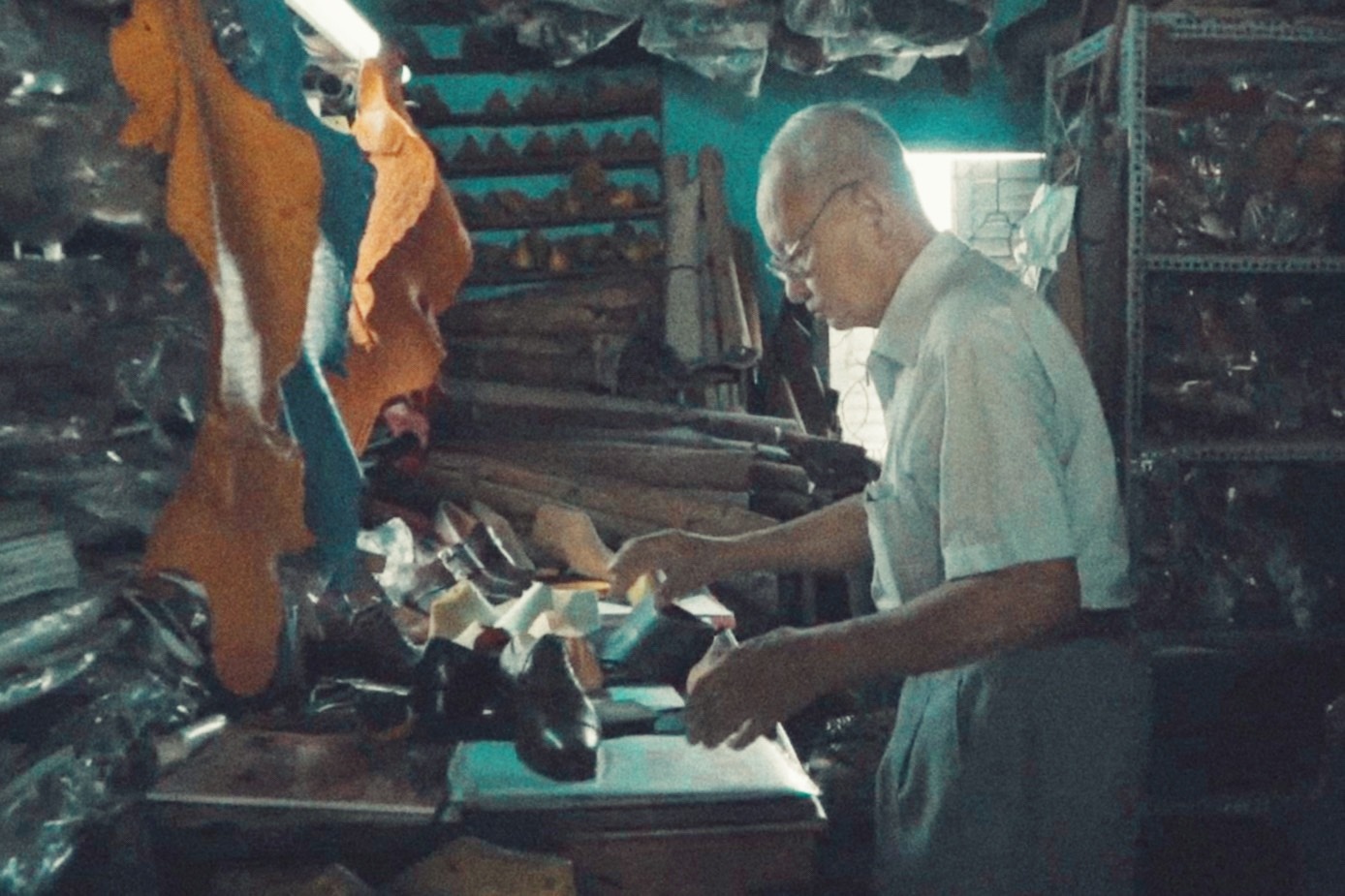 Nguoi tung dong giay cho Quoc vuong Campuchia o TP.HCM hinh anh