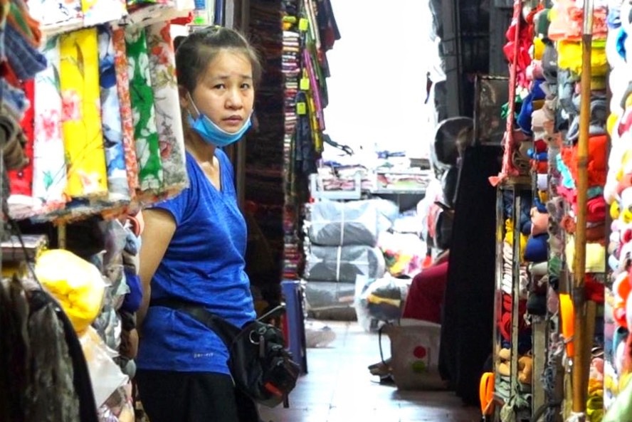 Cho Ben Thanh vang khach, nhieu tieu thuong dong cua hang hinh anh