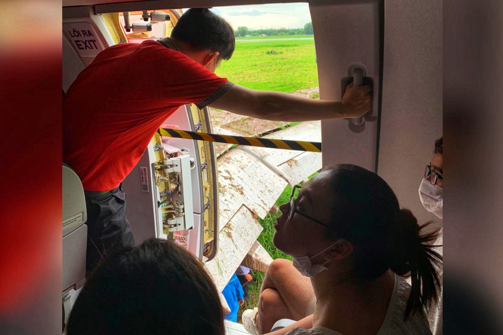 Hanh khach chuyen bay VJ322: 'Hang loat cac tran rung lac rat du doi' hinh anh