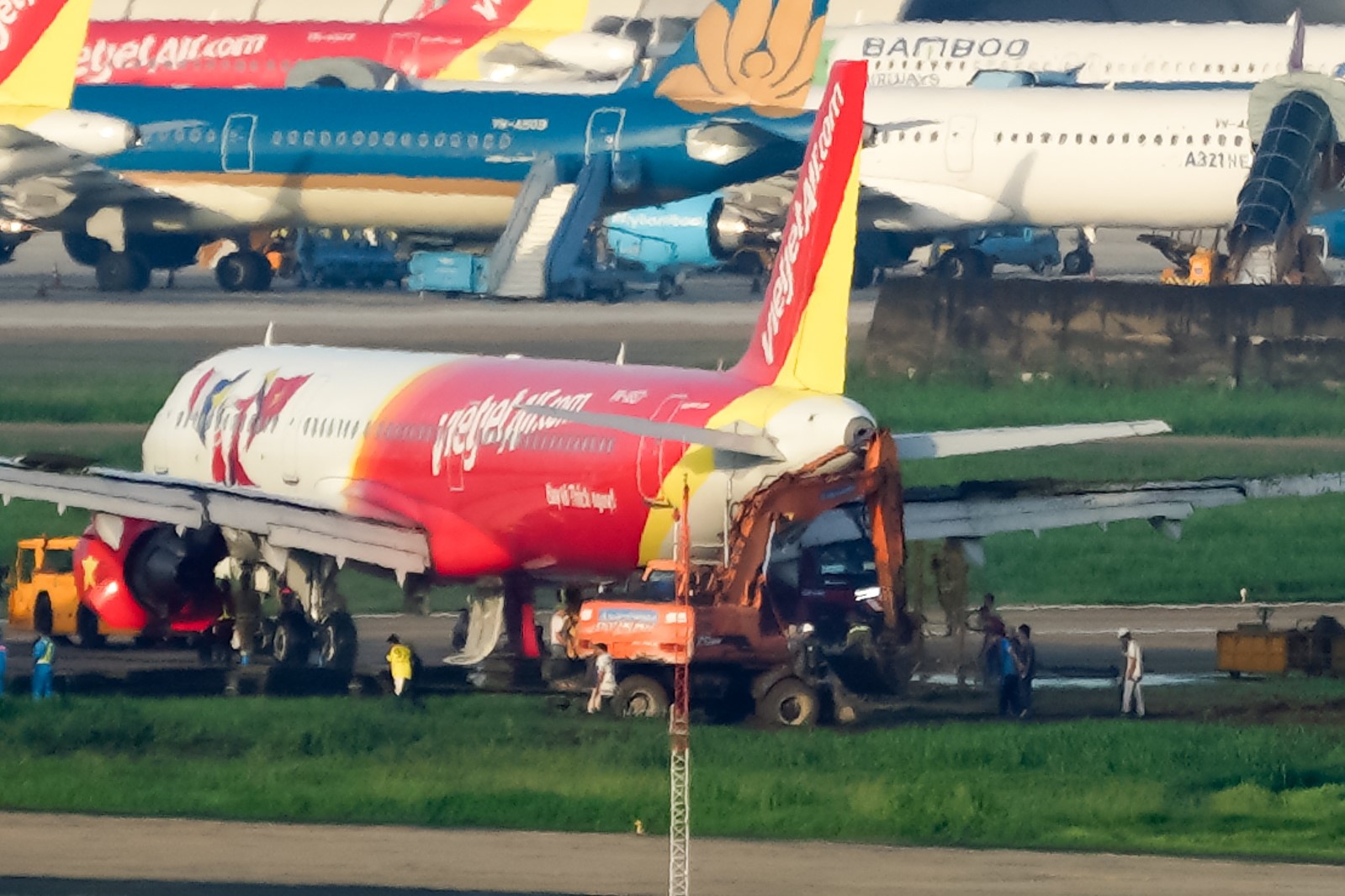 Canh may bay Vietjet duoc lai dat ve san do sau su co hinh anh