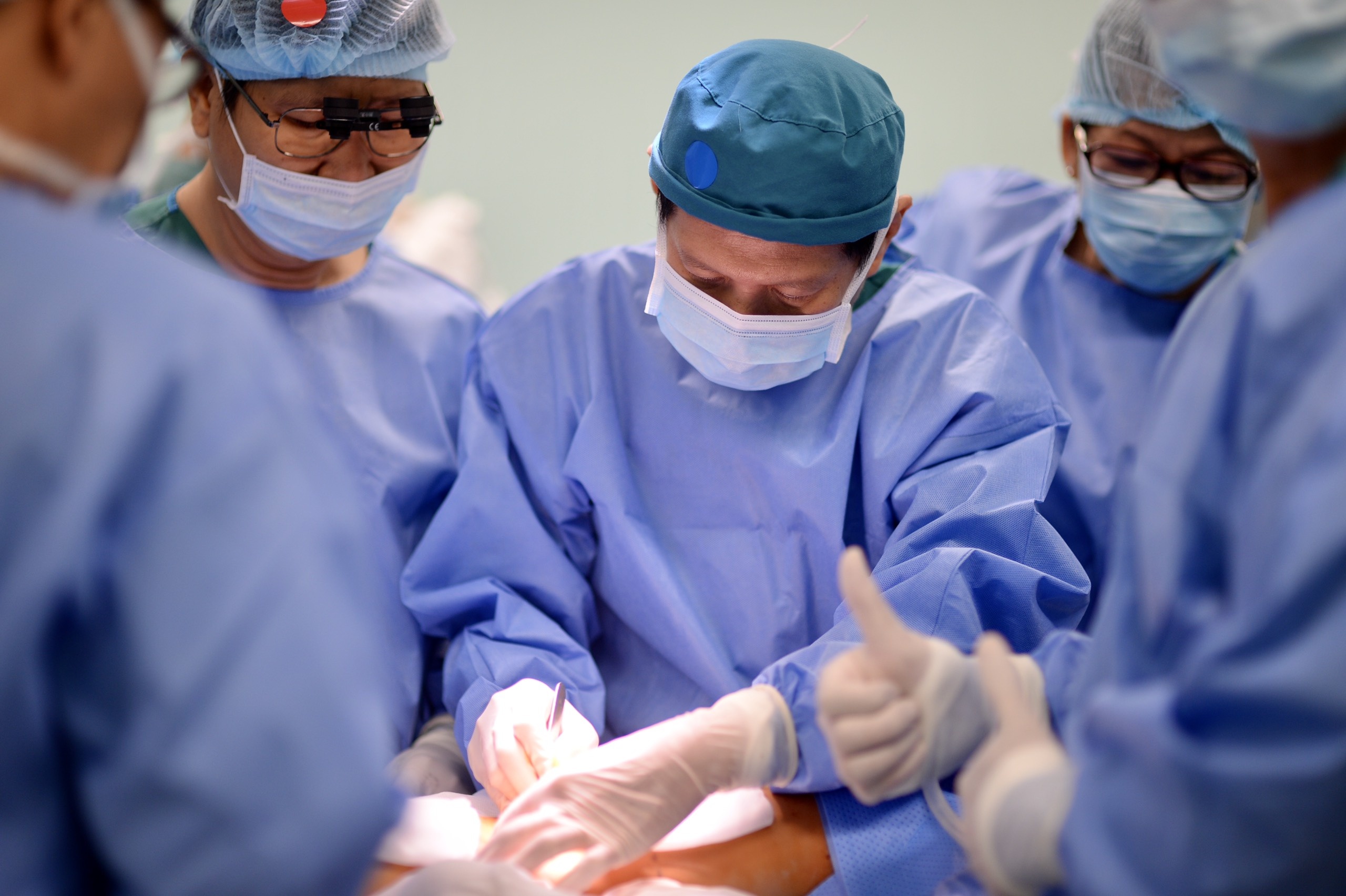 Nhiem vu cua 100 y bac si trong ca dai phau tach song sinh dinh lien hinh anh