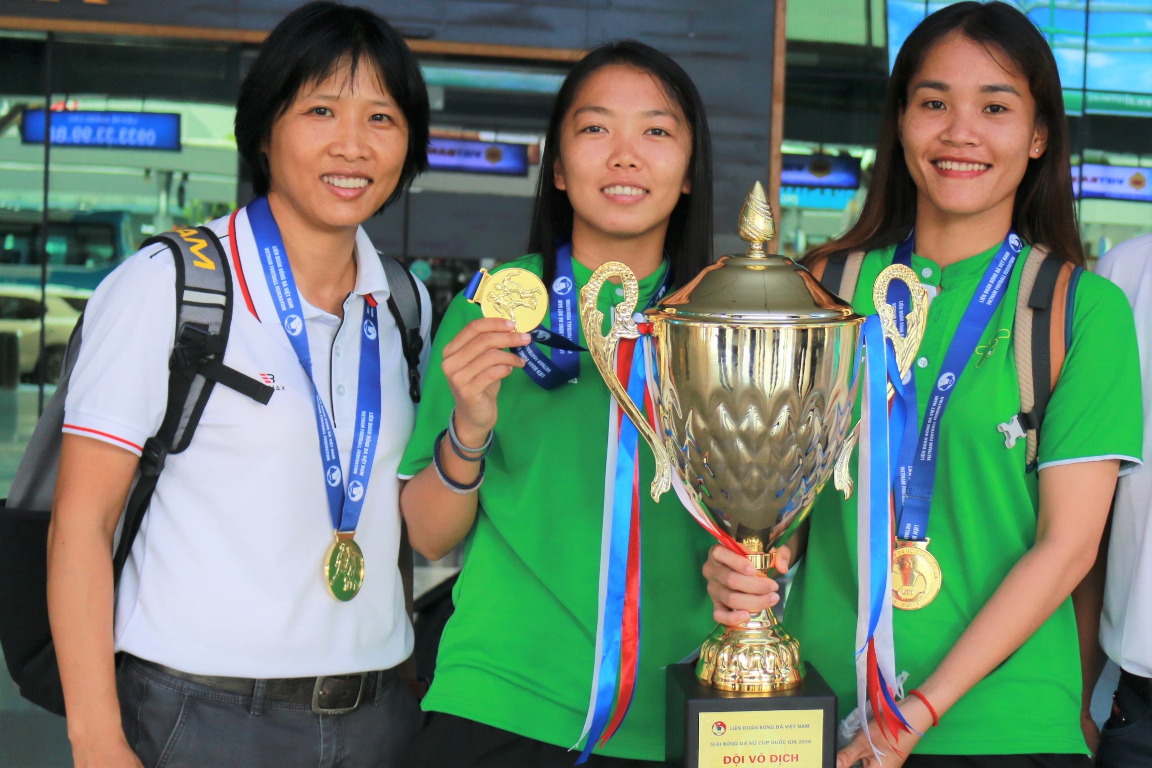 Chuong Thi Kieu cung dong doi hanh phuc mang cup vo dich ve TP.HCM hinh anh