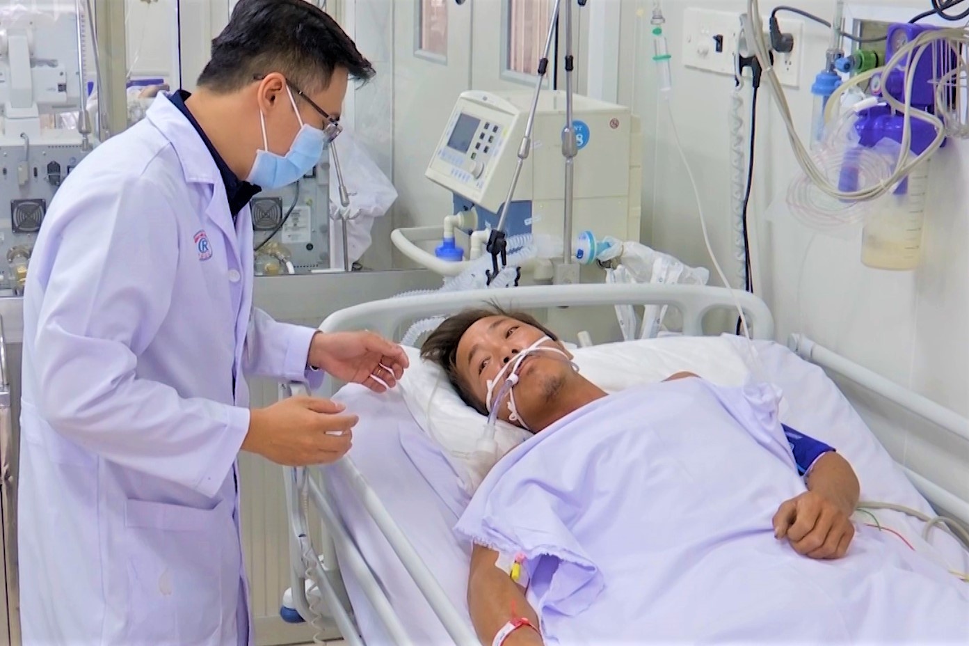 Cuu benh nhan bi ran ho mang chua can vao dui hinh anh