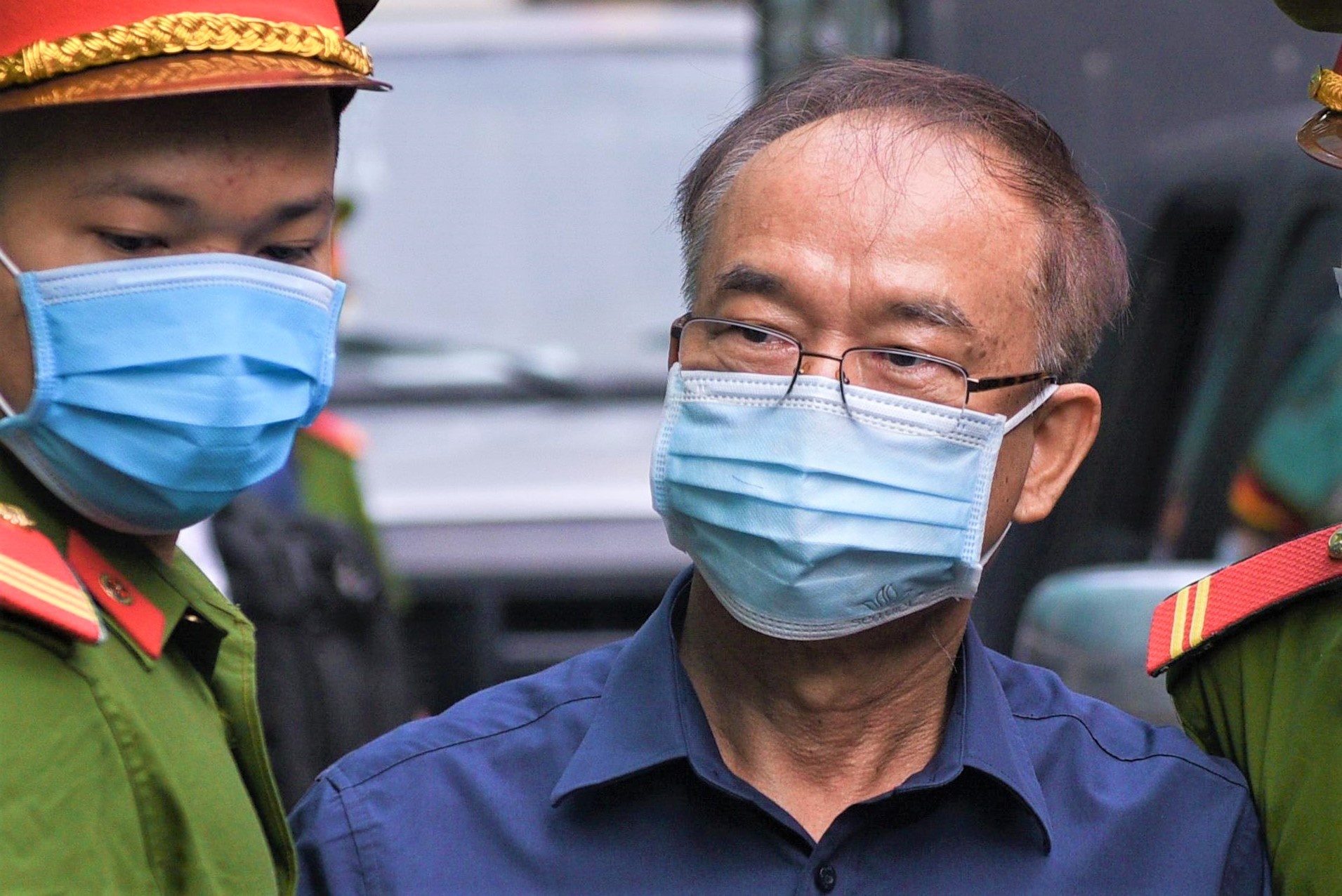 Ong Nguyen Thanh Tai va dong pham hau toa hinh anh