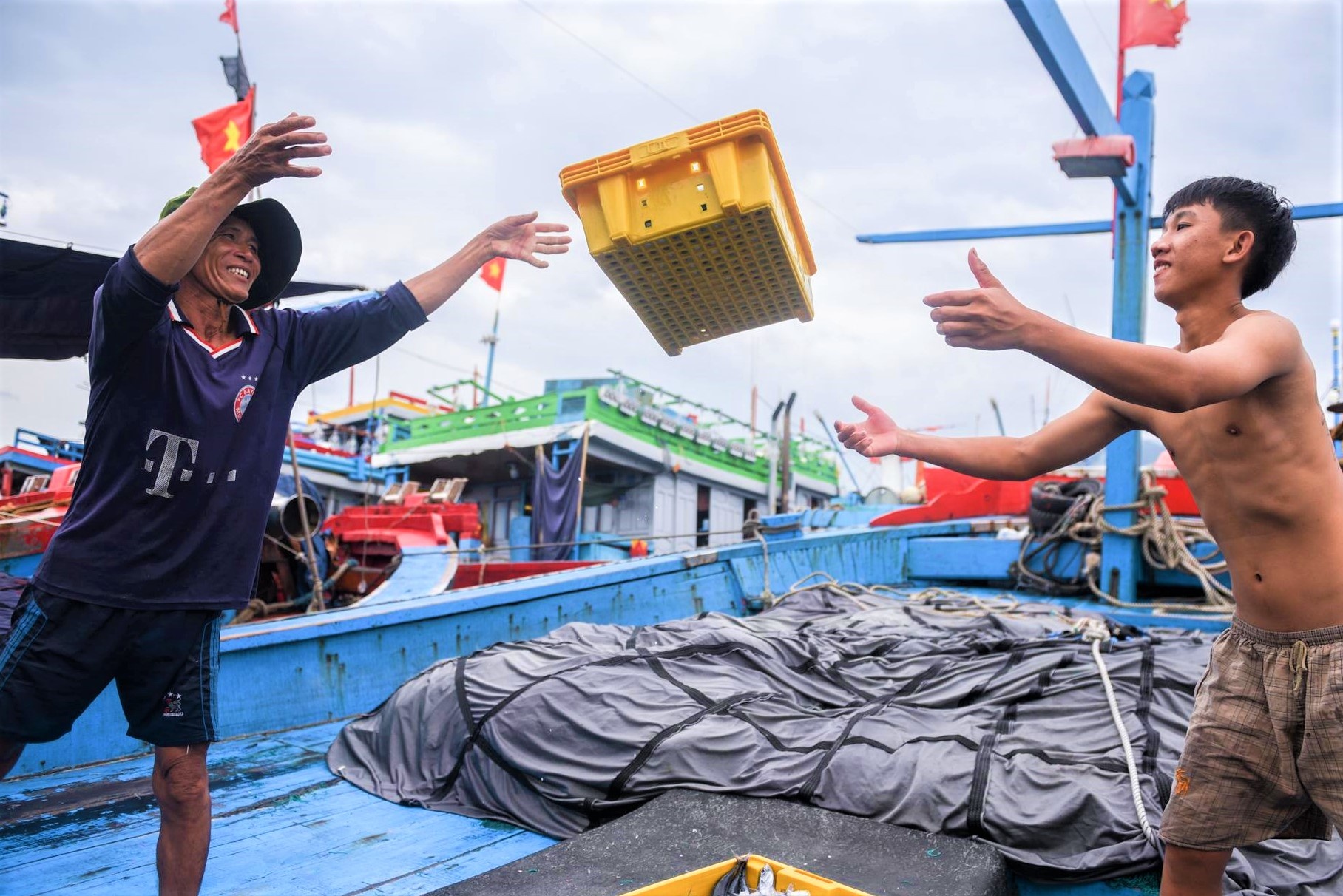 Ngu dan hoi ha ban ca chay bao so 5 hinh anh