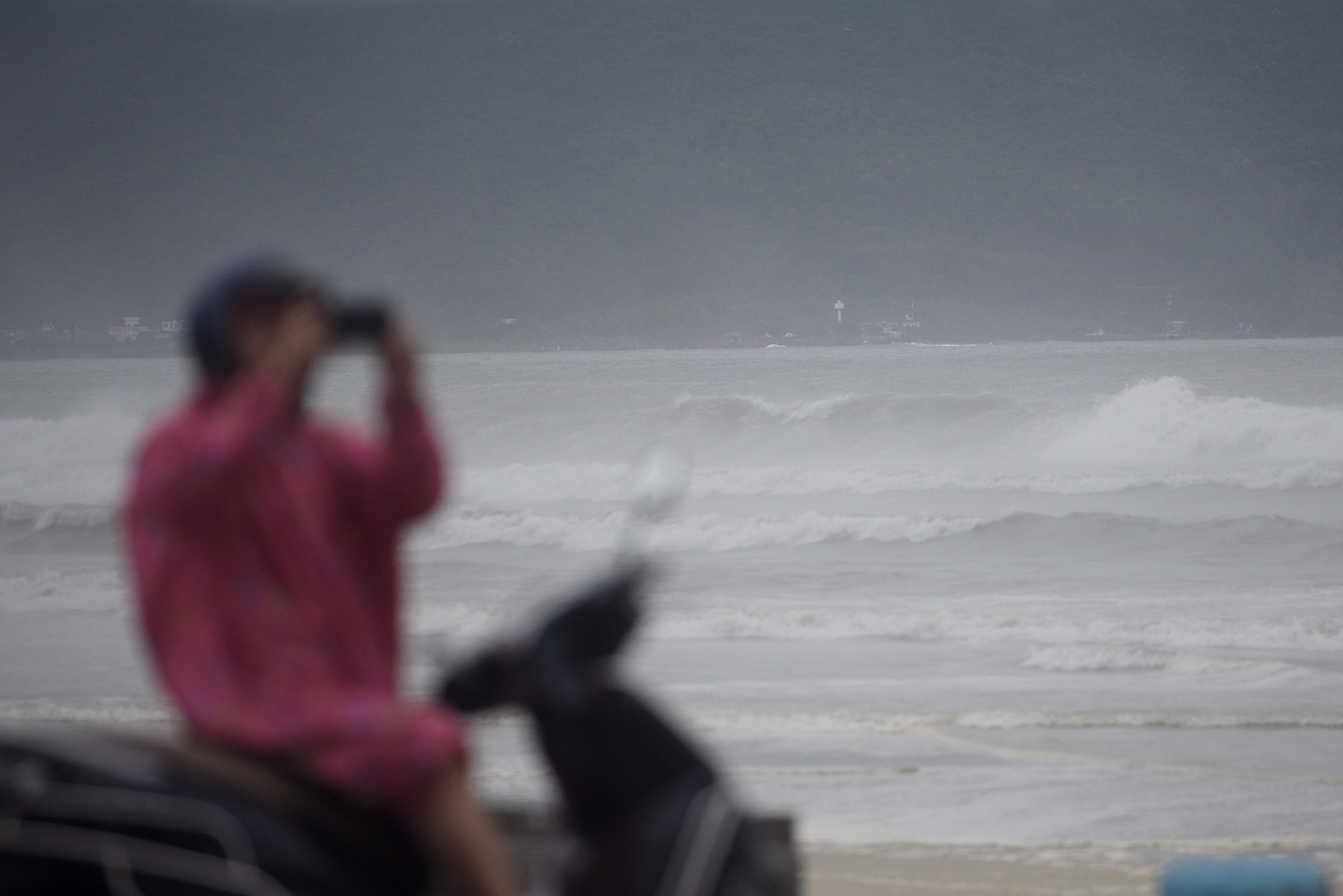 Nguoi dan ra bo bien My Khe chup anh bao hinh anh