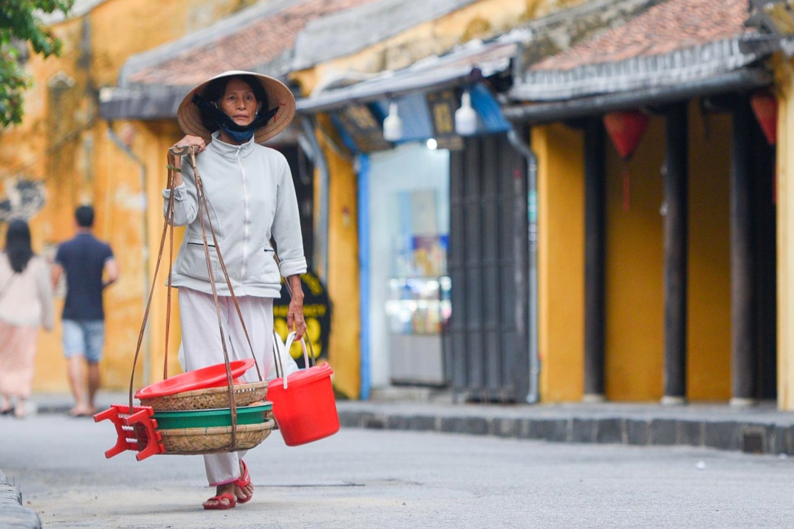 Doanh nghiep pho co Hoi An chuyen sang ban nuoc giai khat hinh anh