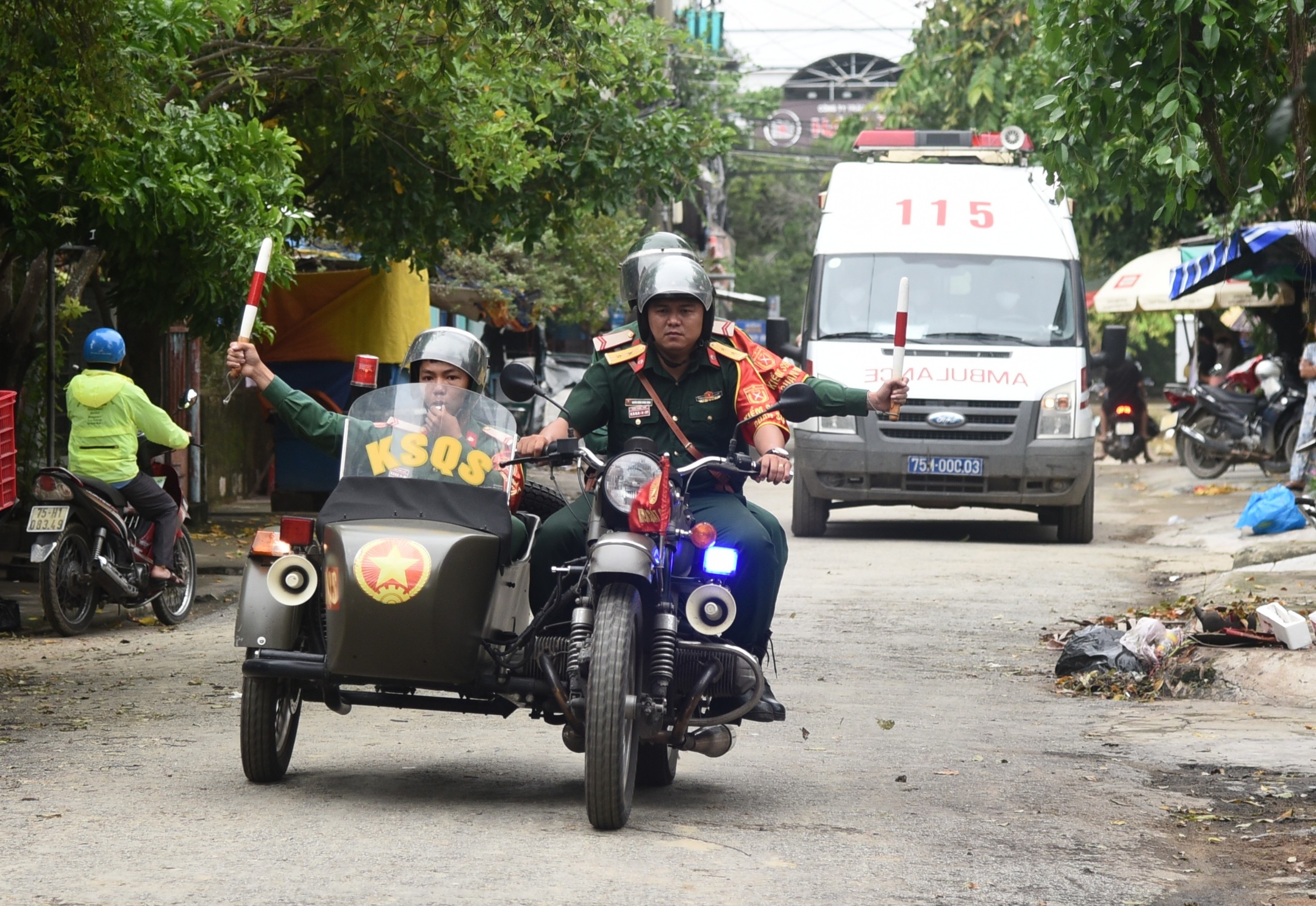 Doan xe dua thi the nan nhan roi tieu khu 67 hinh anh