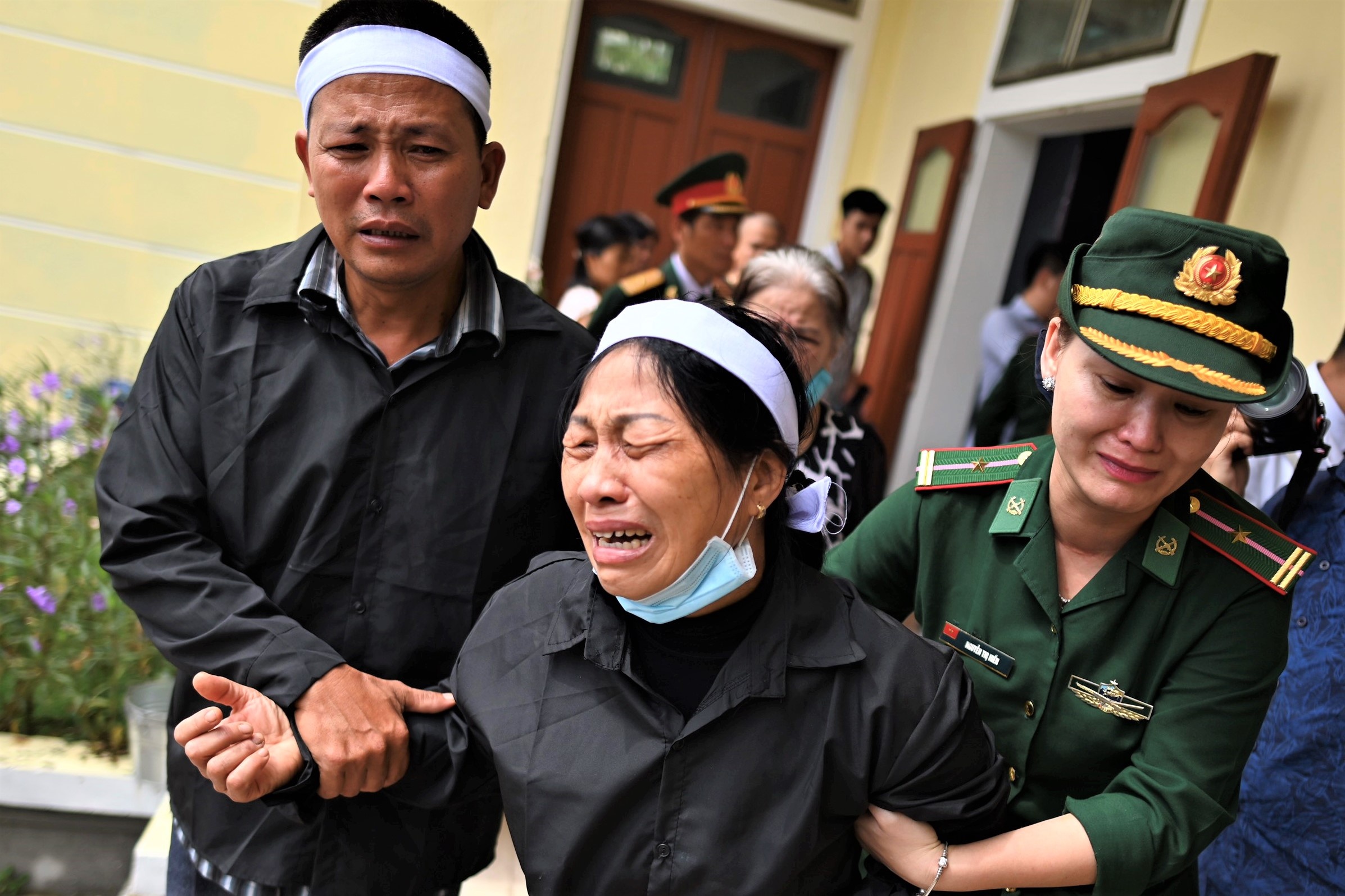 Nuoc mat tien dua 13 liet si ve voi dat me hinh anh