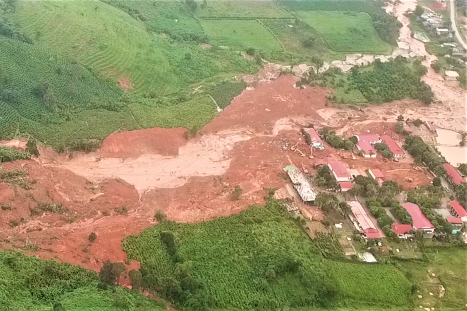 Hien truong vu sat lo o Doan 337 nhin tu tren cao hinh anh