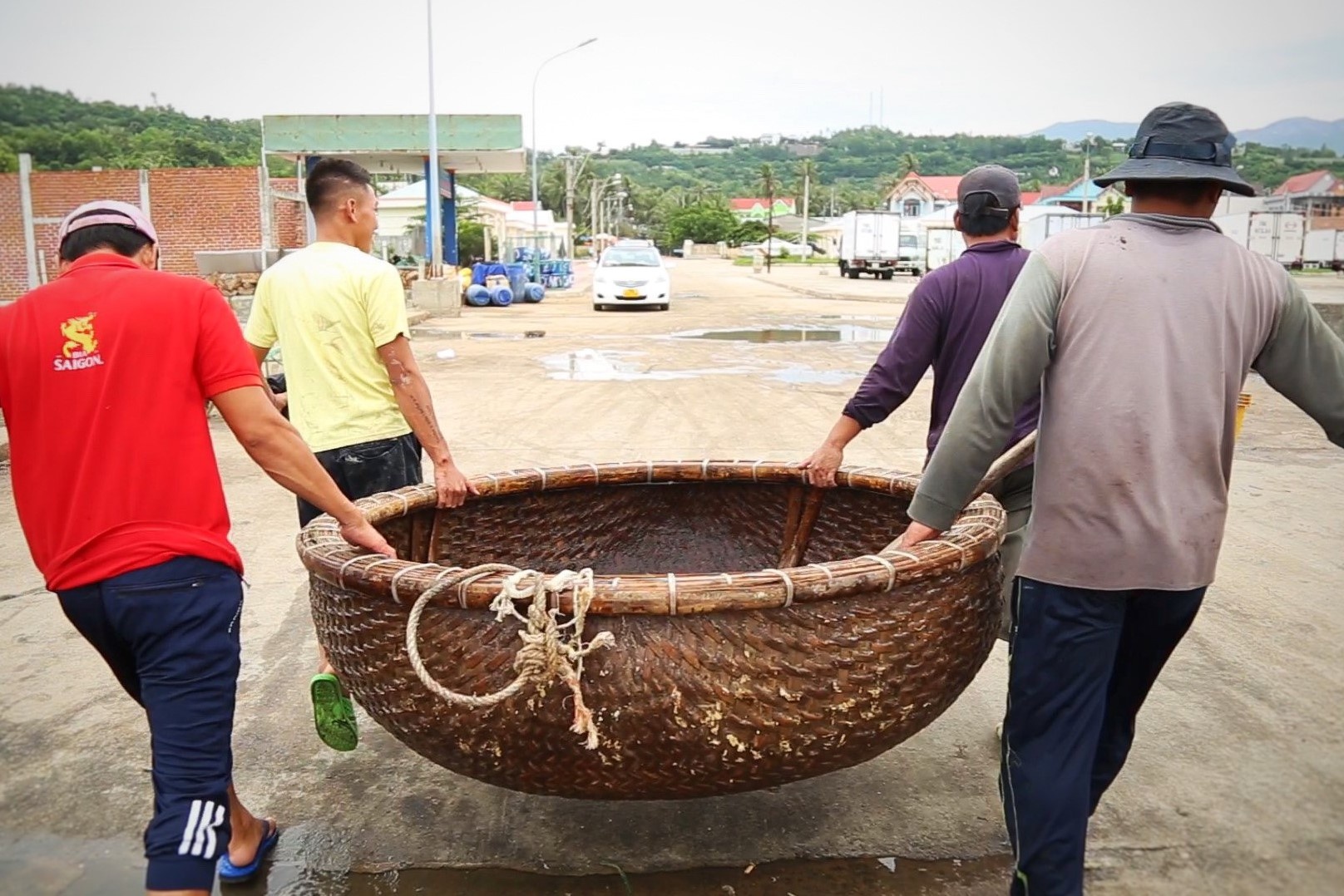 Ngu dan Phu Yen gia co tau thuyen tranh bao so 9 hinh anh