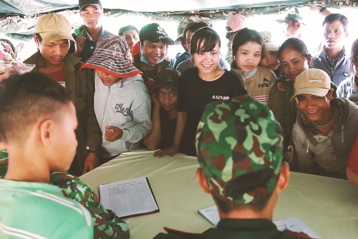 Nguoi dan Tra Leng duoc kham benh, cap thuoc mien phi hinh anh