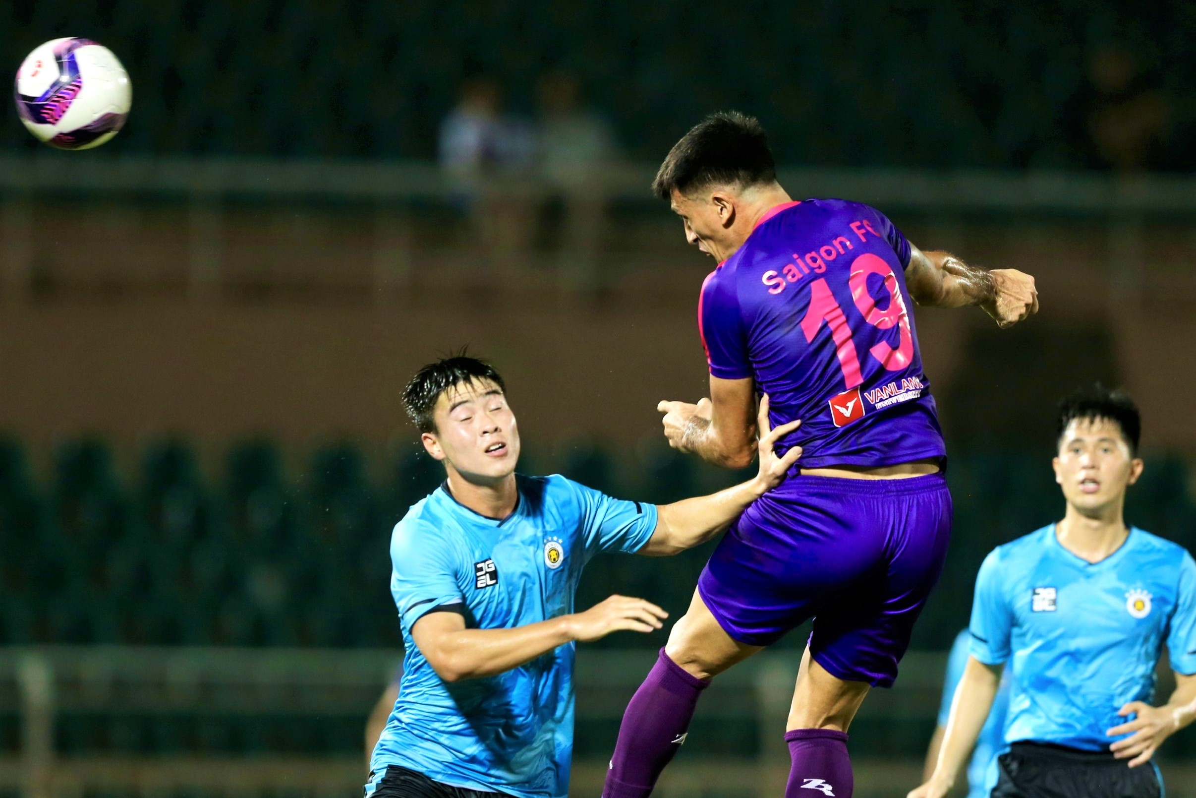 Dinh Trong, Duy Manh thi dau nang no nhung van de lot luoi hinh anh