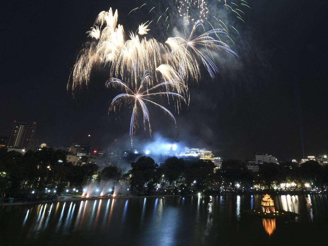 Phao hoa ruc ro chao nam moi tai TP.HCM, Ha Noi va Phu Quoc hinh anh