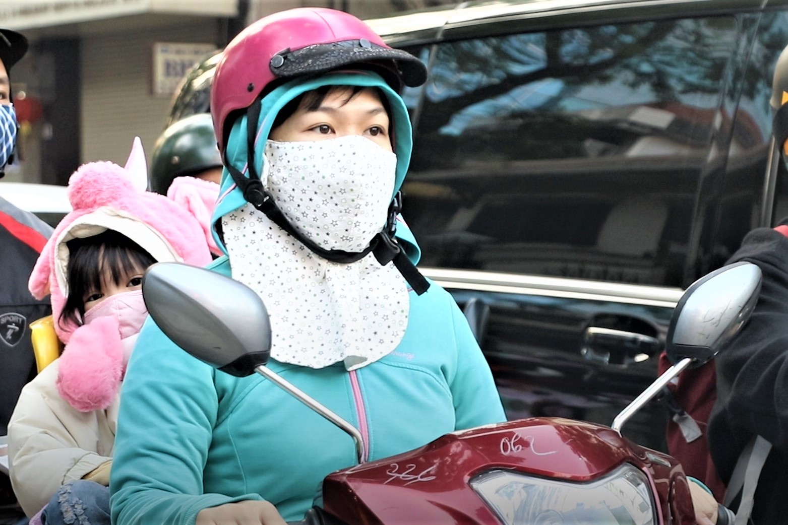 Nguoi TP.HCM xoa tay vi lanh giua thoi tiet 20 do C hinh anh