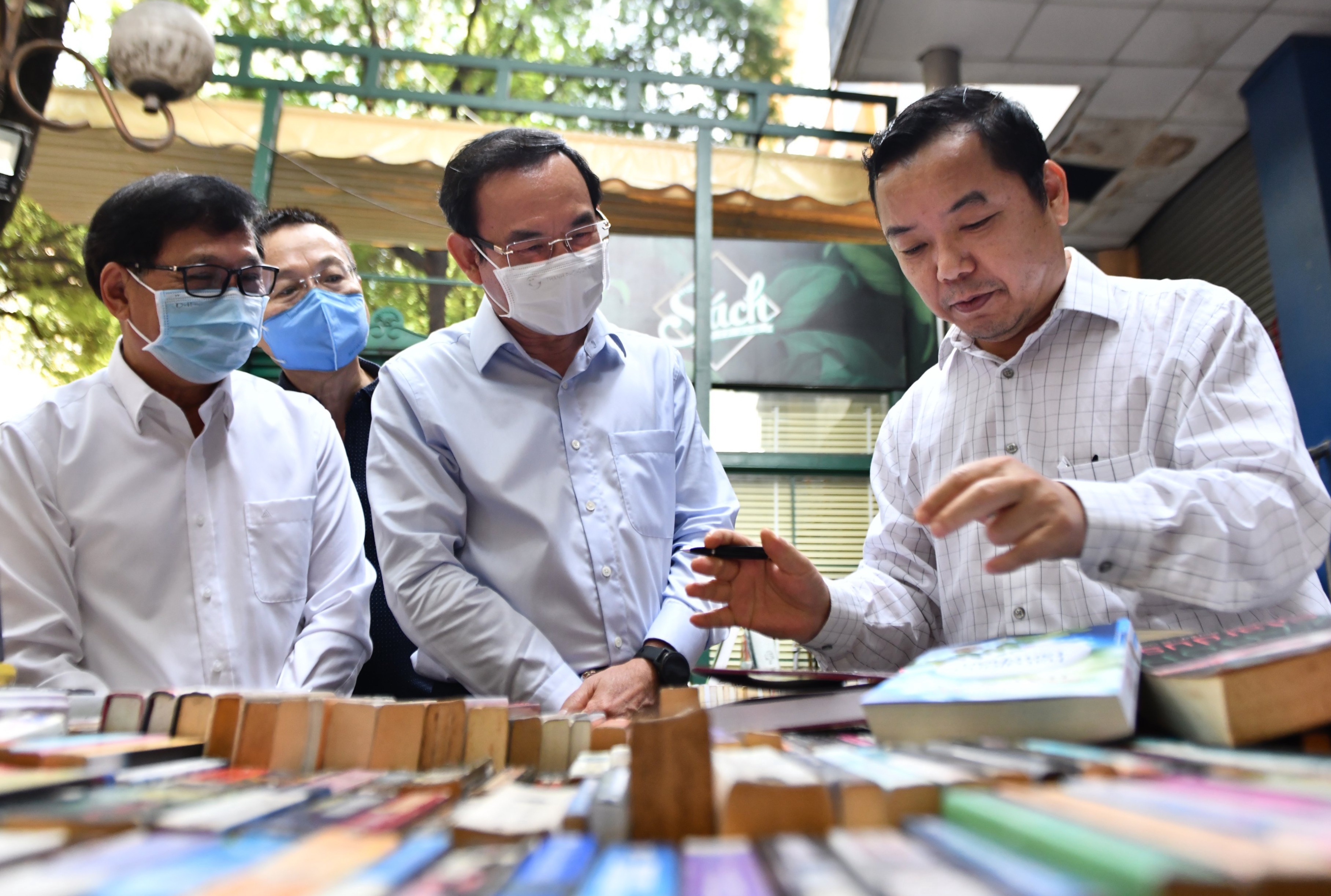 Bi thu Nguyen Van Nen tham Duong sach TP.HCM hinh anh