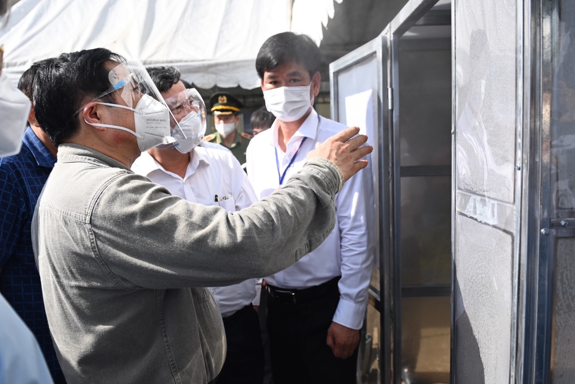 Thu tuong khen nuoc mat ong chanh sa, may xong hoi diet virus hinh anh