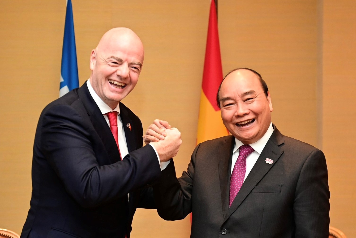 Chu tich FIFA an tuong ve tinh cam voi bong da cua Chu tich nuoc hinh anh