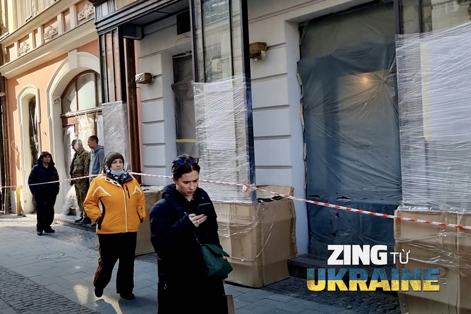 Nguoi dan Lviv co gang bao ve nhung buc tuong quy hinh anh