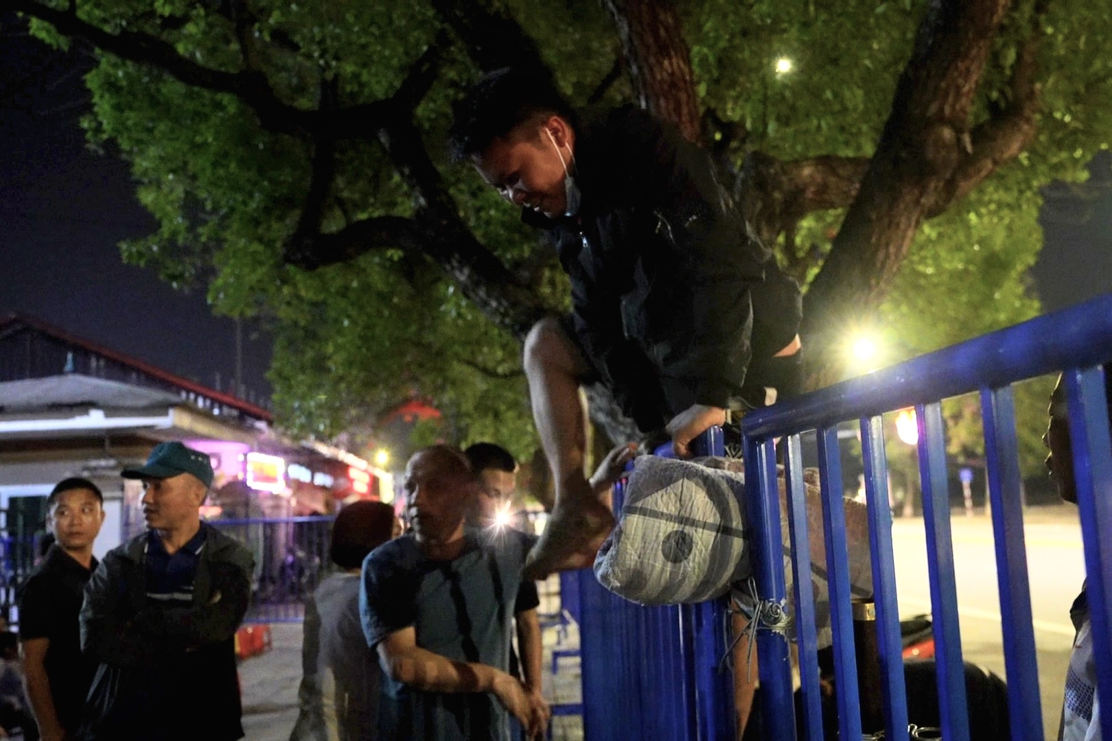 CDV mang chan, goi xep hang xuyen dem mua ve xem U23 Viet Nam hinh anh