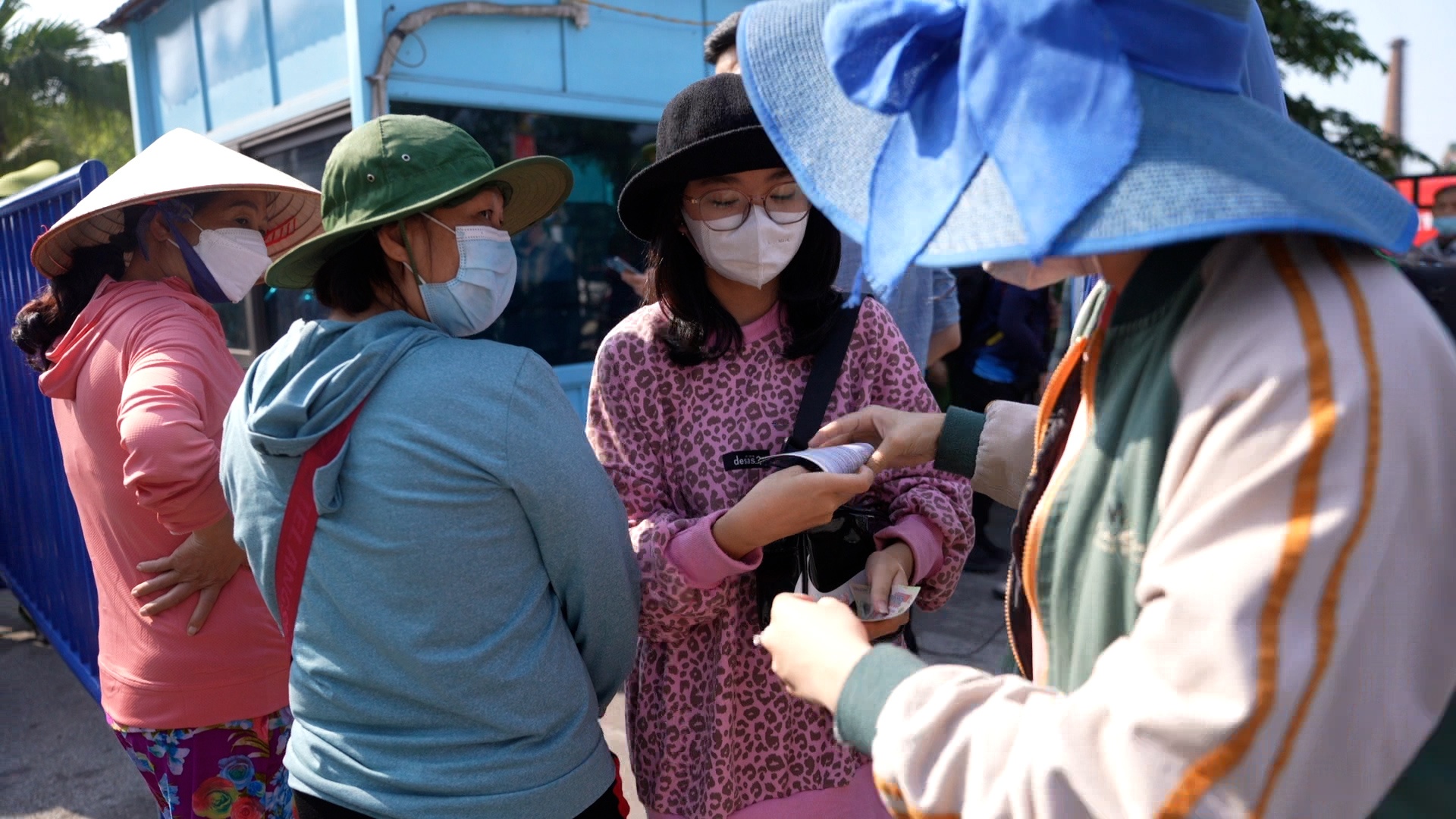 Dan phe cheo keo nhung CDV de mua lai ve xem U23 Viet Nam hinh anh