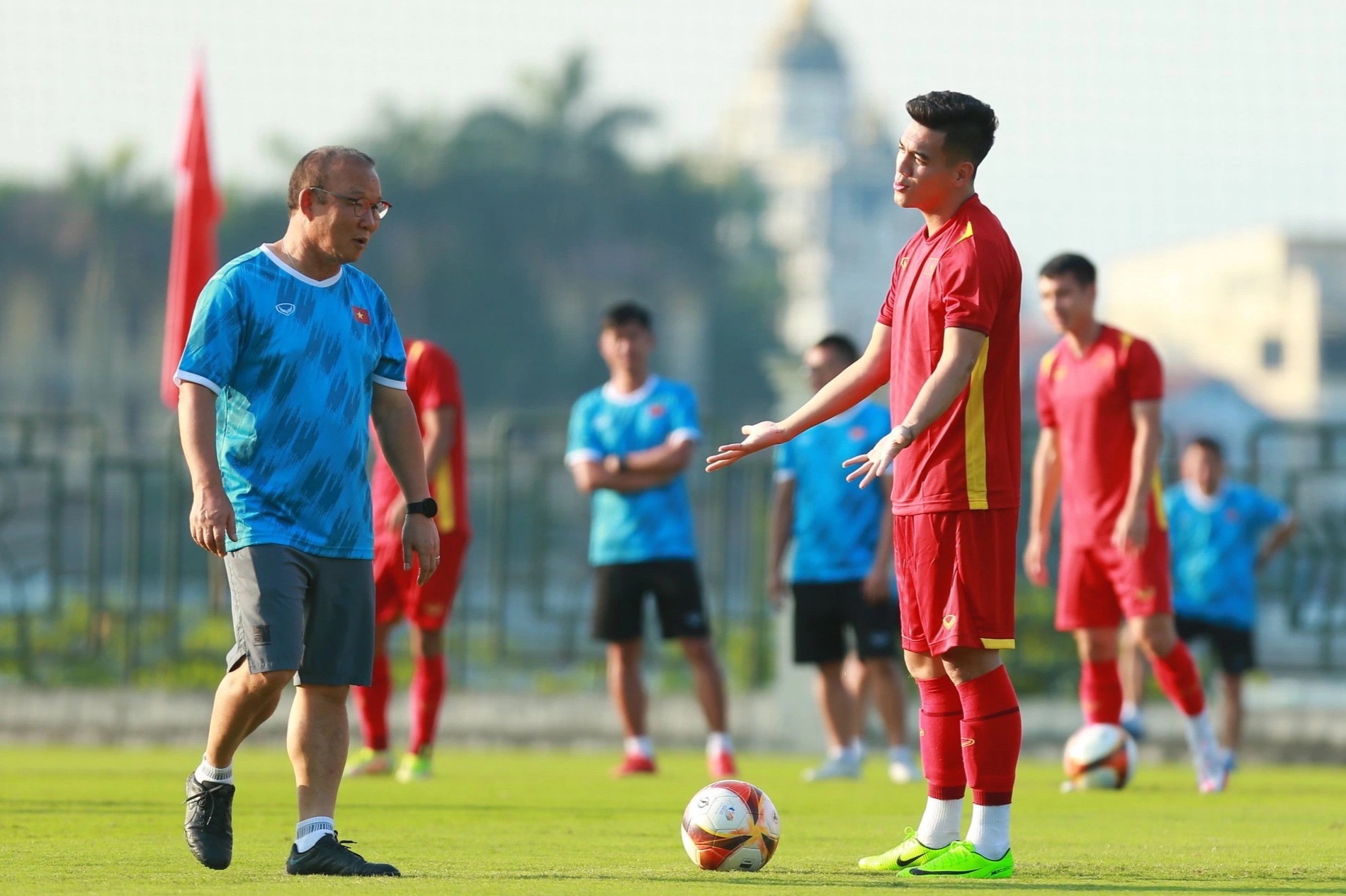 Ly do HLV Park khong noi ve chan thuong cua Tien Linh hinh anh