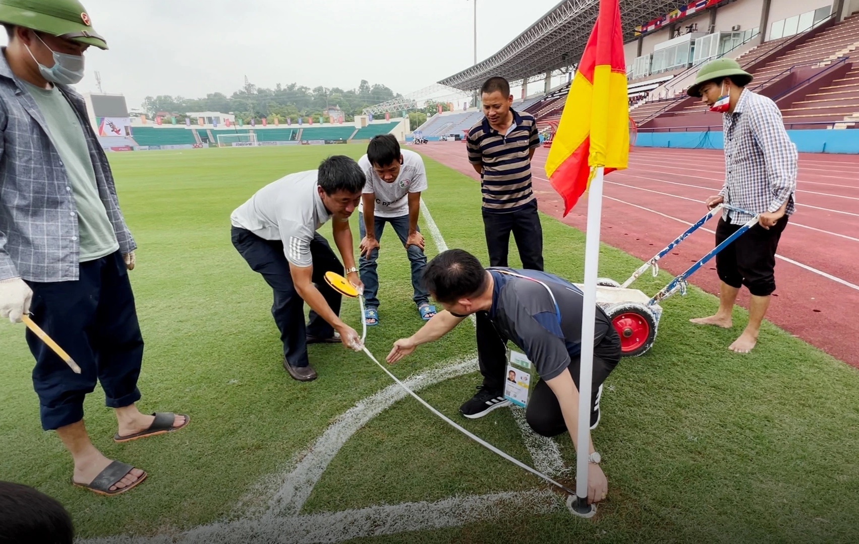 Giam sat AFC kiem tra tung centimet vach voi san Viet Tri hinh anh